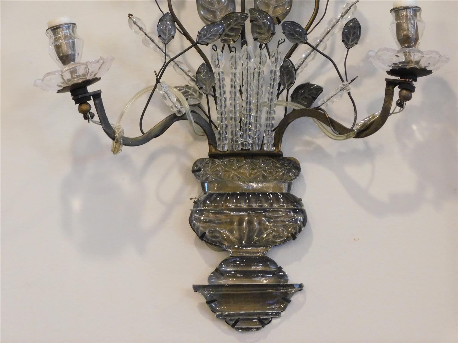 Calco Coppia di lampade da parete in cristallo di rocca e bronzo della Maison Bagues francese, XX secolo in vendita