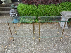 Paar französische Maison Bagues zugeschriebene Tische aus Messing und Glas