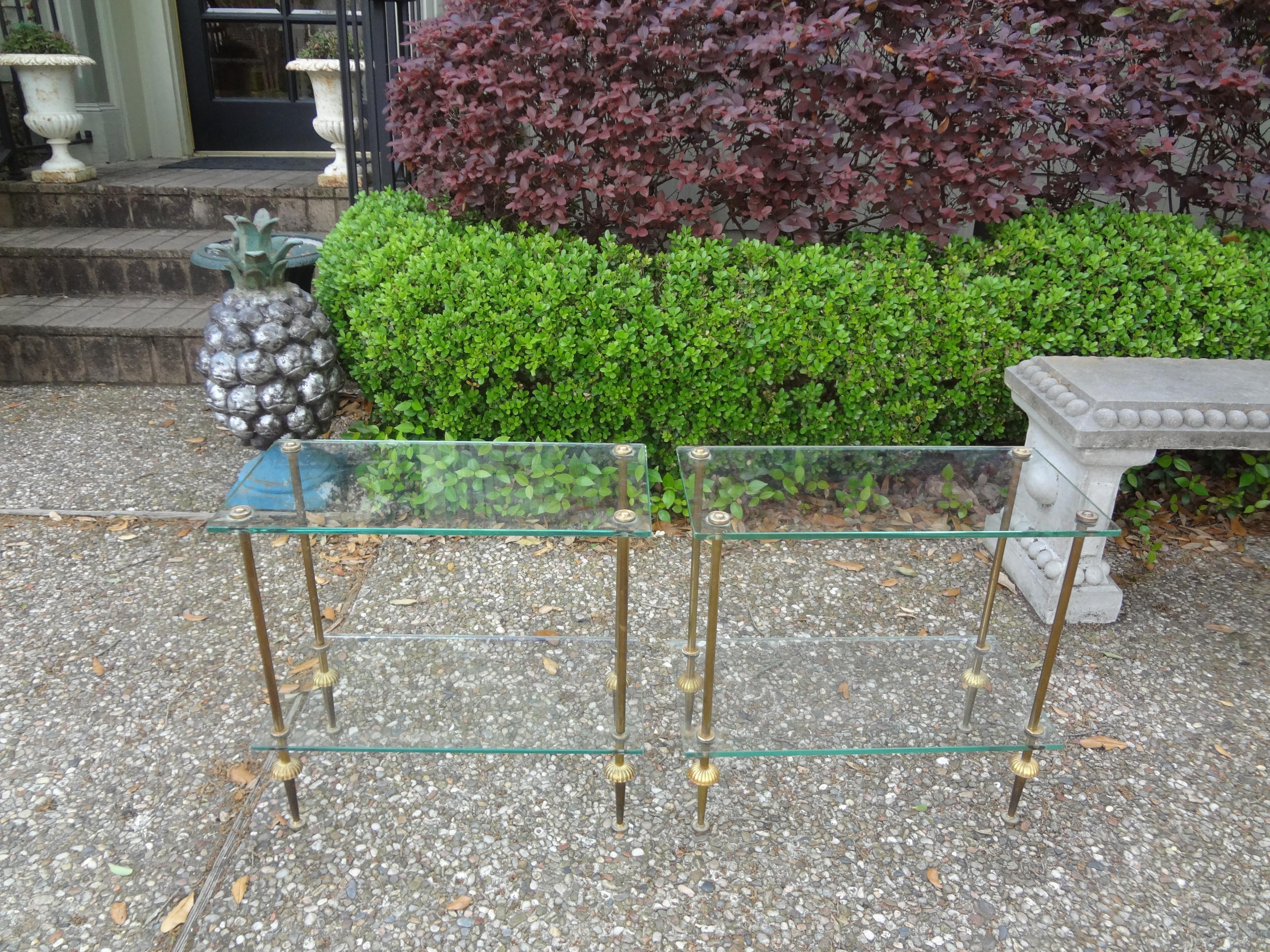 Laiton Paire de tables en laiton et verre attribuées à la Maison Bagues en vente