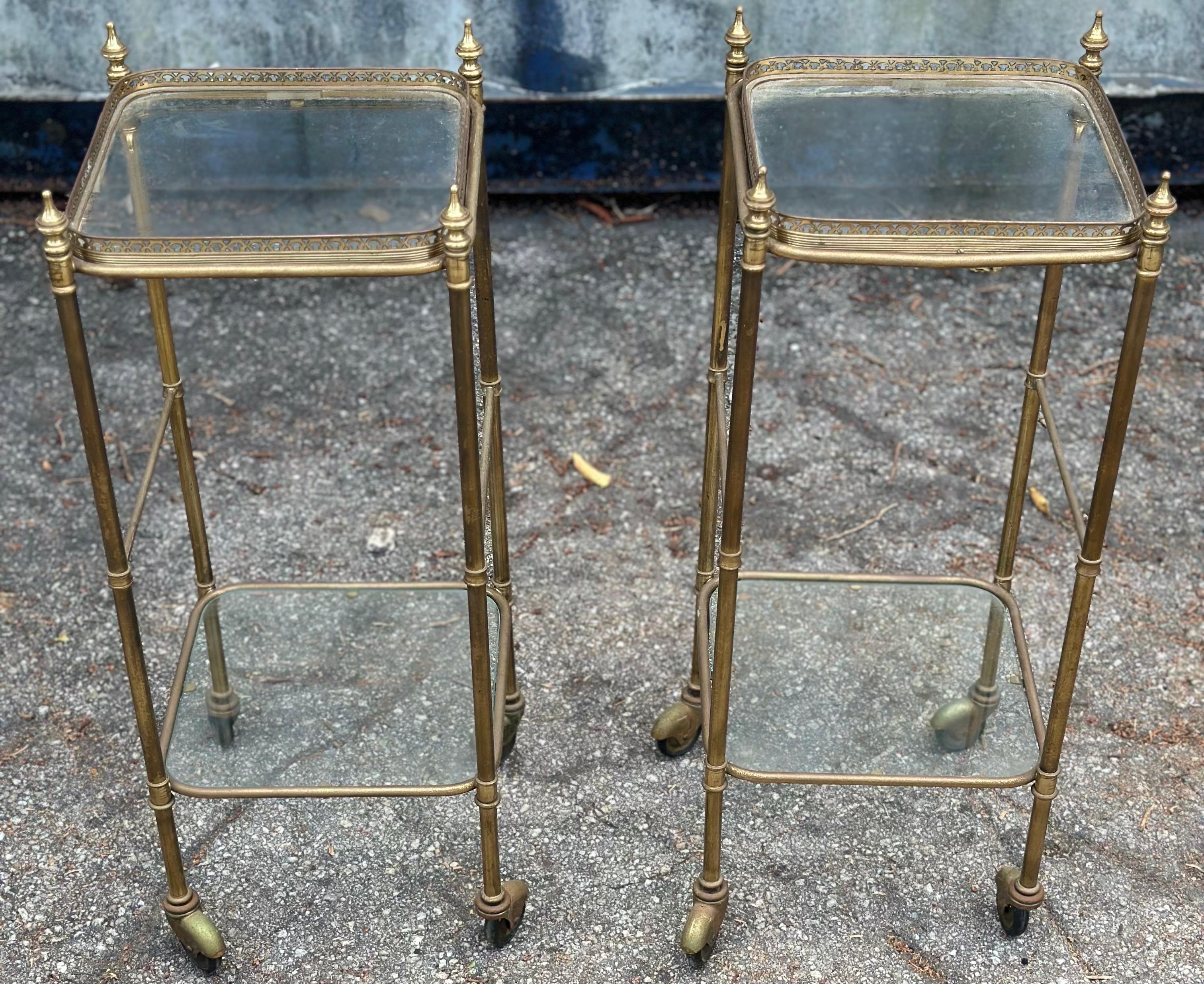 Pareja de sofás laterales franceses de latón y cristal estilo Maison Baguès con ruedas .