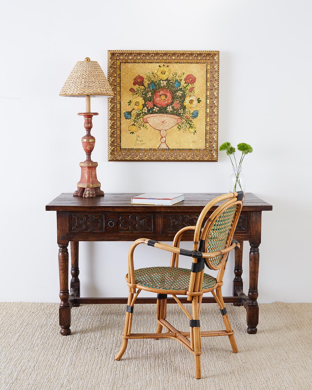 Paire iconique de fauteuils de café ou de bistrot français vintage:: fabriqués à la main à Paris par la Maison Gatti. Chaises de café classiques depuis 1920:: avec de grands accoudoirs ronds en rotin et une assise ronde. Les cadres du dossier et du