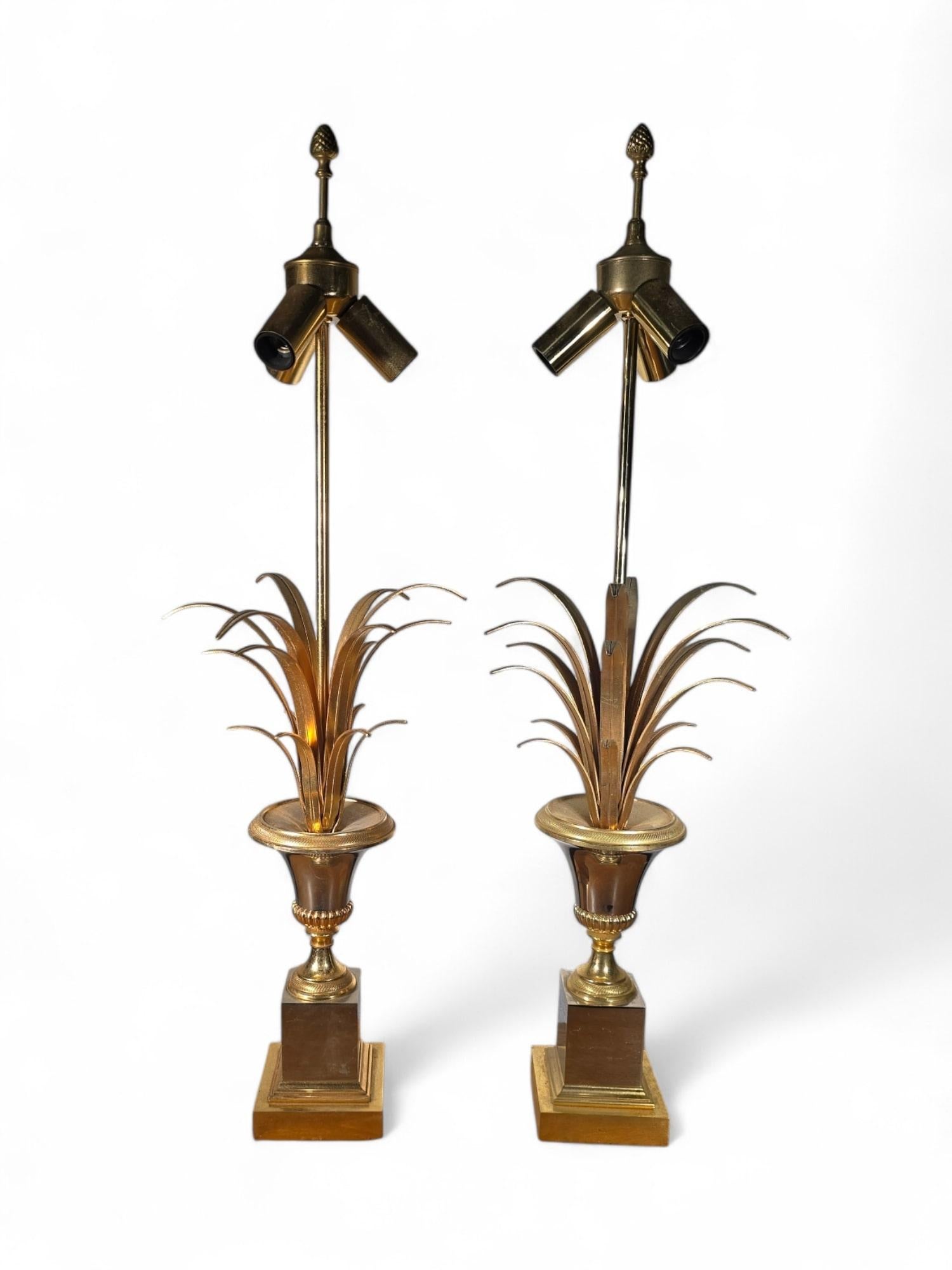 Une élégante paire de lampes de table de la Maison Jansen, fabriquées en laiton doré et conçues selon le motif iconique de l'ananas. Ces lampes datent des années 1970 et exsudent la sophistication intemporelle et le flair luxueux caractéristiques