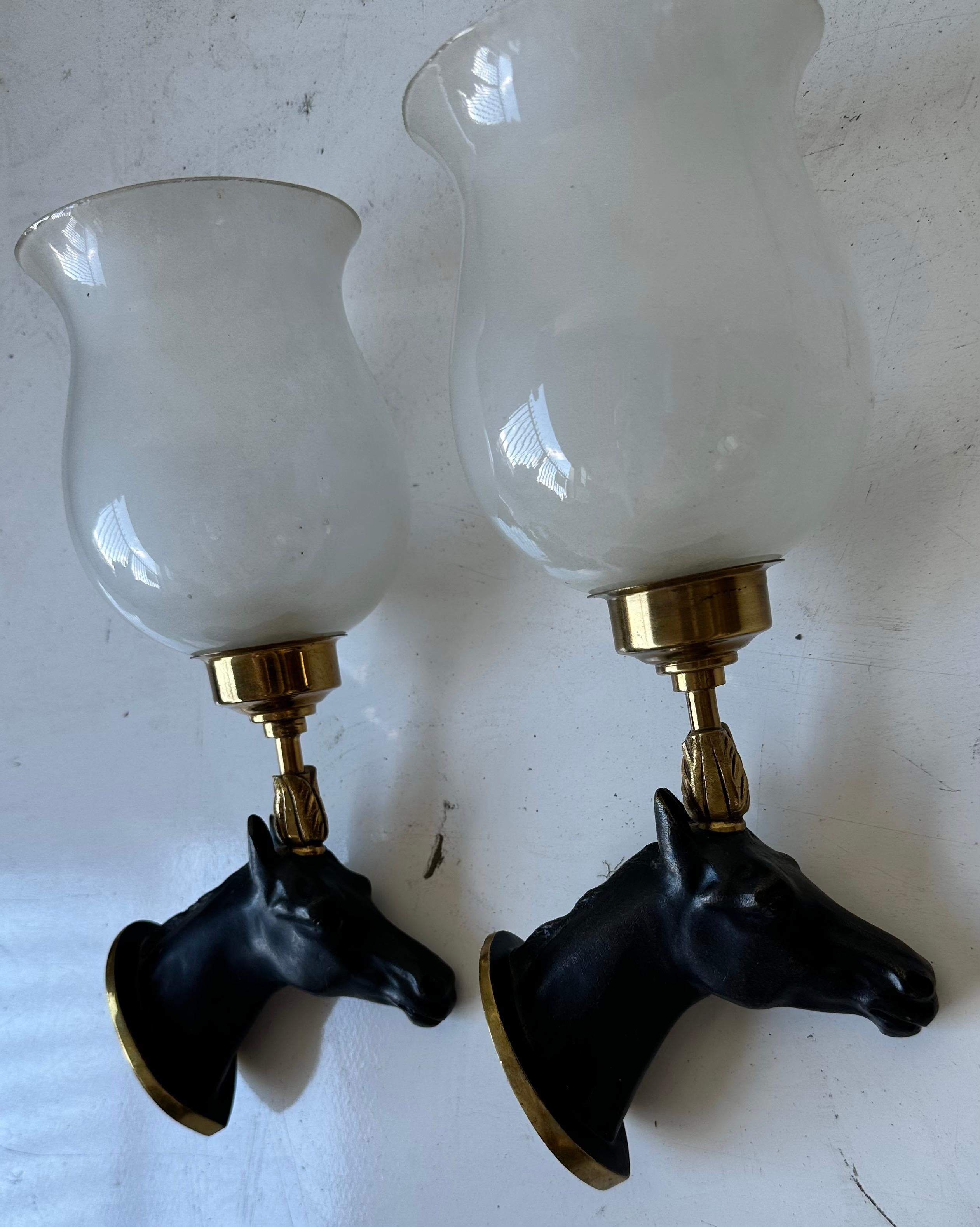Vetro opalino Coppia di lampade a cavallo francesi in bronzo della Maison Lancel, 2 coppie disponibili in vendita