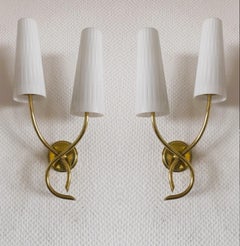 Pareja de apliques franceses Maison Lunel de latón y cristal opalino, años 50