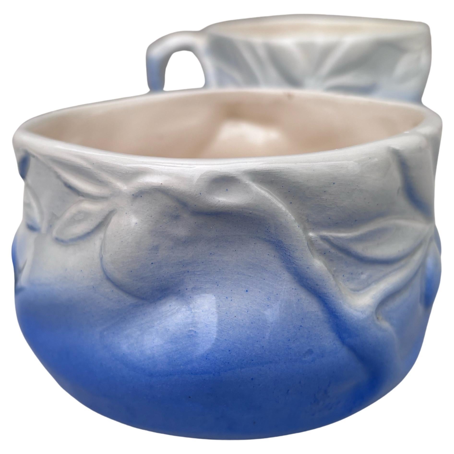 Pareja de tazas y platillos de mayólica francesa Cicada Louis Sicard Circa 1900 Moderno de mediados de siglo en venta