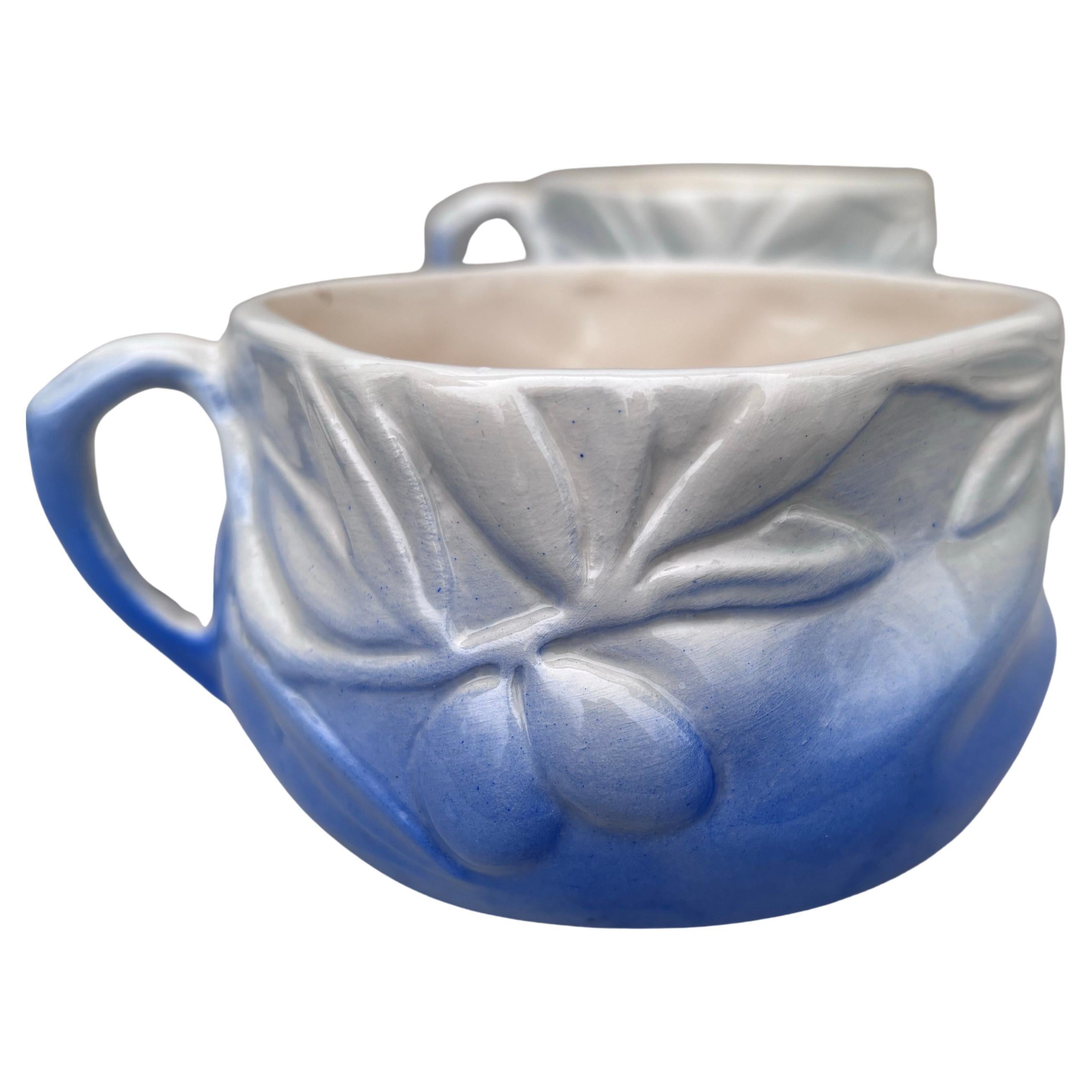 Pareja de tazas y platillos de mayólica francesa Cicada Louis Sicard Circa 1900 Francés en venta