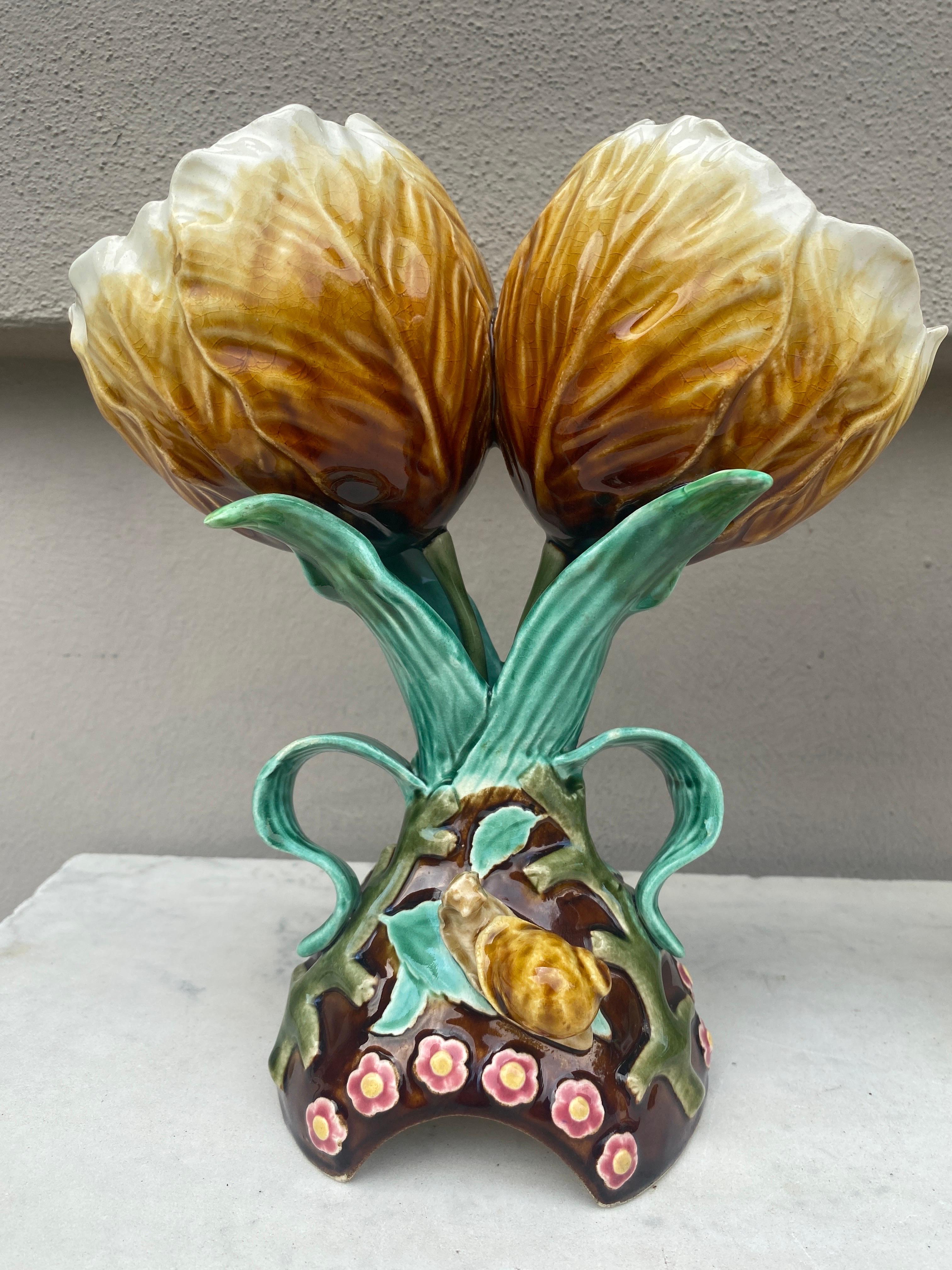 Pareja de jarrones franceses de mayólica con flores y caracoles Choisy Le Roi, circa 1890 Rústico en venta