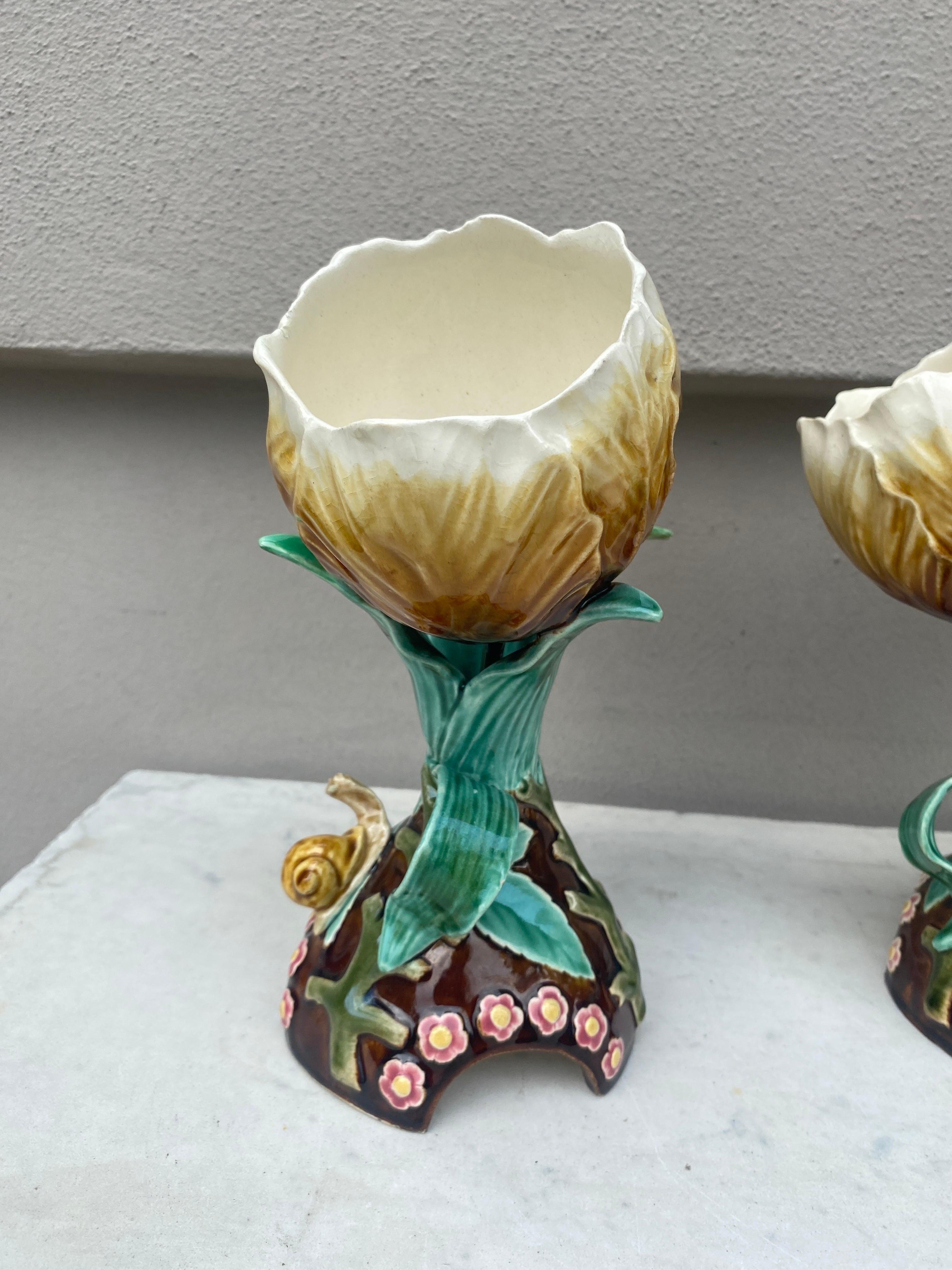Pareja de jarrones franceses de mayólica con flores y caracoles Choisy Le Roi, circa 1890 en Bueno estado para la venta en Austin, TX
