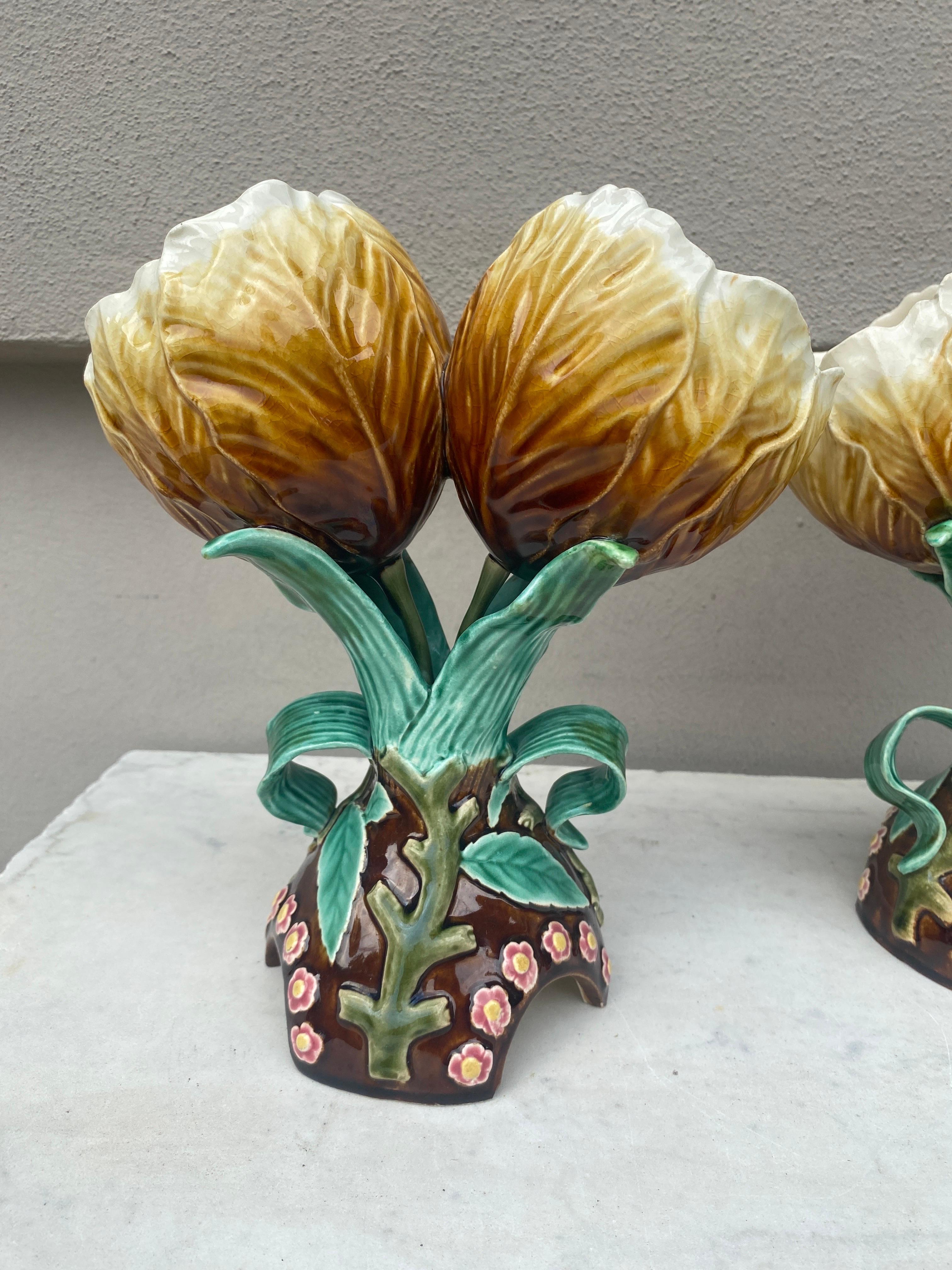 Pareja de jarrones franceses de mayólica con flores y caracoles Choisy Le Roi, circa 1890 Fines del siglo XIX en venta