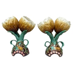 Pareja de jarrones franceses de mayólica con flores y caracoles Choisy Le Roi, circa 1890