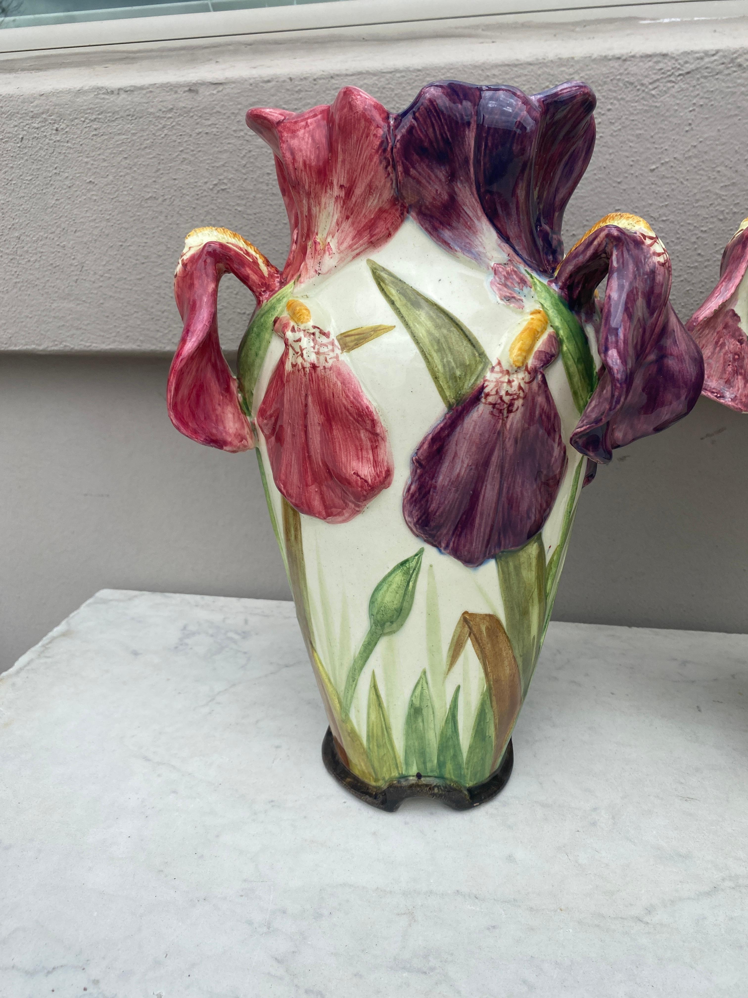 Großes Paar französischer Majolika-Iris-Vasen, signiert Delphin Massier, um 1880.