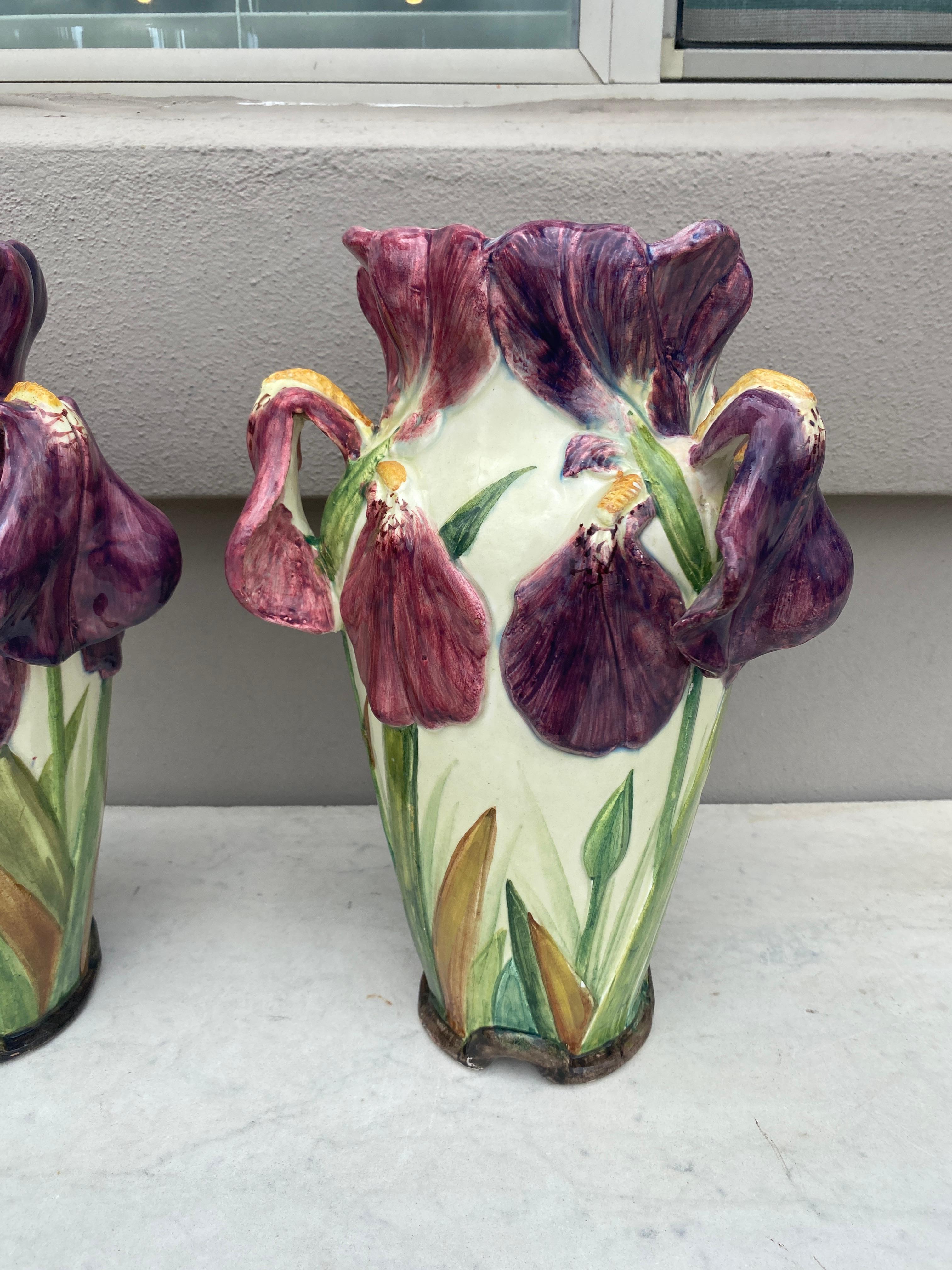 Paar französische Majolika-Iris-Vasen aus Majolika, Delphin Massier, um 1880 (Art nouveau) im Angebot