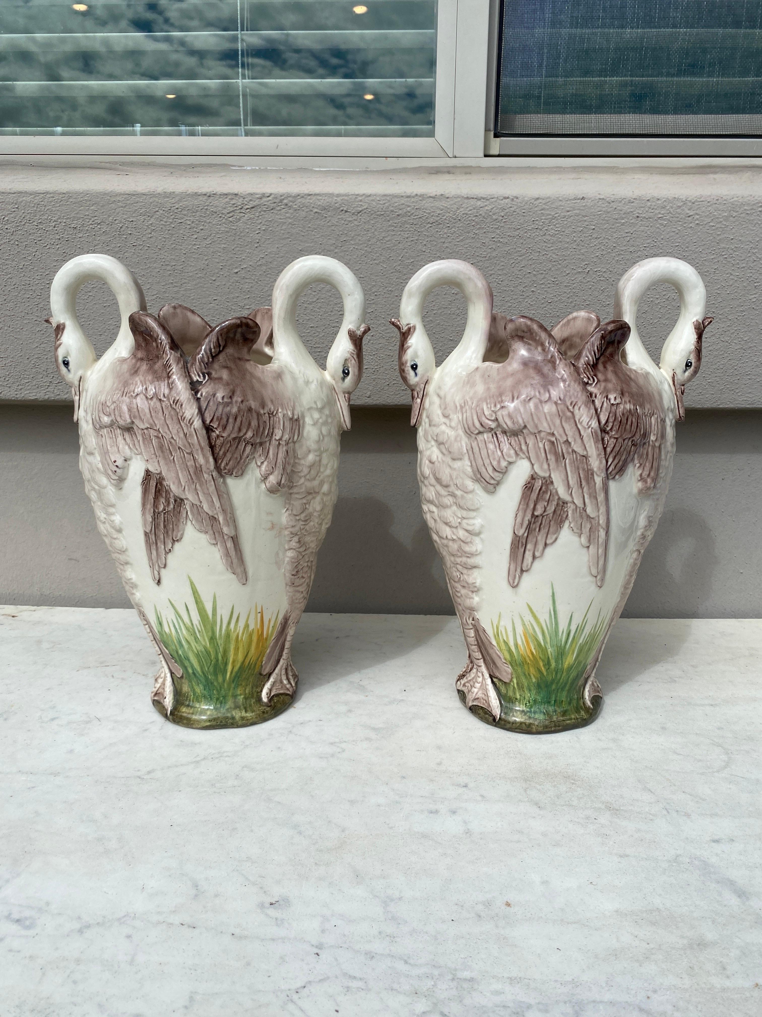 Rare paire de vases à cygnes en majolique française signée Delphin Massier, vers 1880.