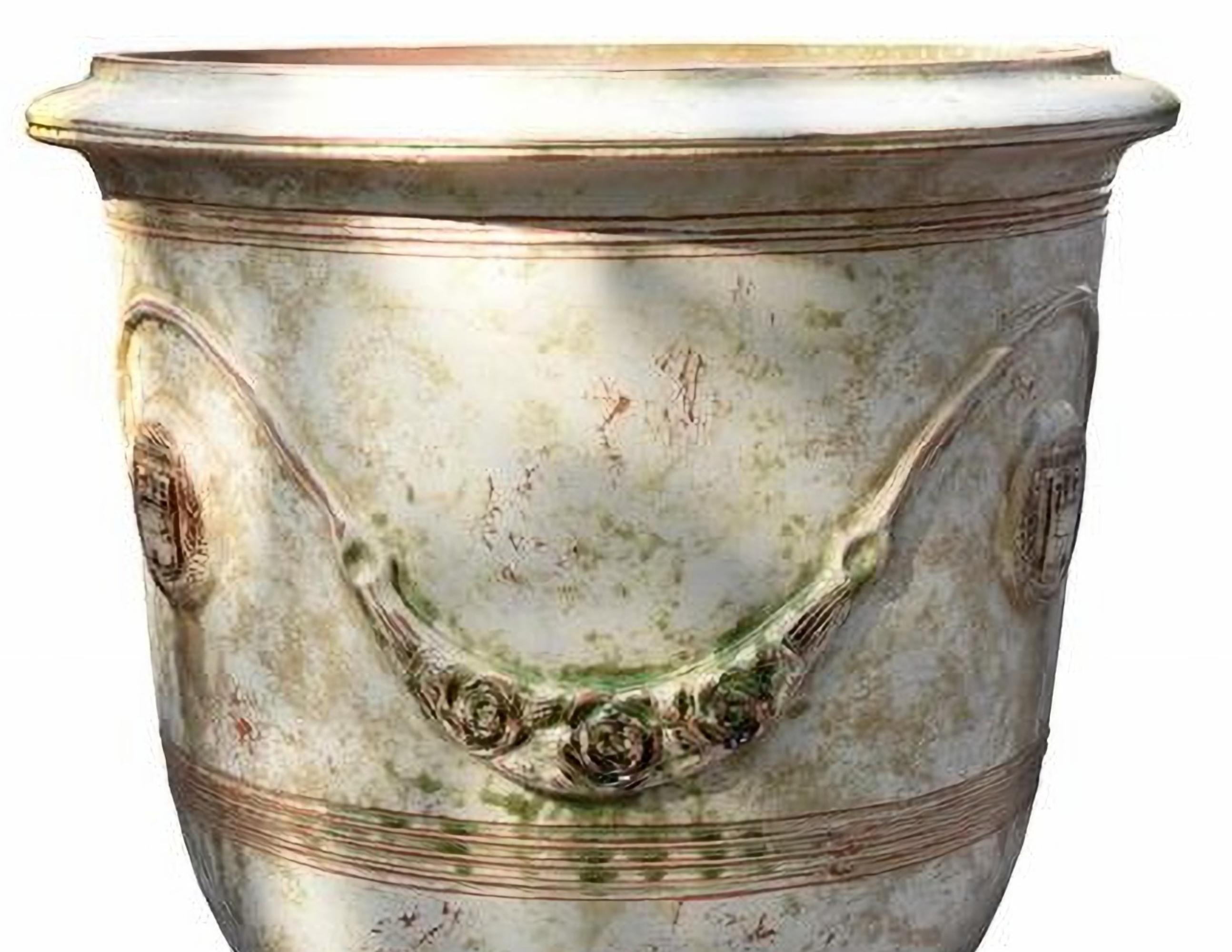 Paire de vases en majolique des Cévennes (France) début 20ème siècle

Les pots d'Anduze sont une spécialité artisanale des Cévennes, région culturelle et chaîne de montagnes du centre-sud de la France, située au sud-est du Massif central. Il