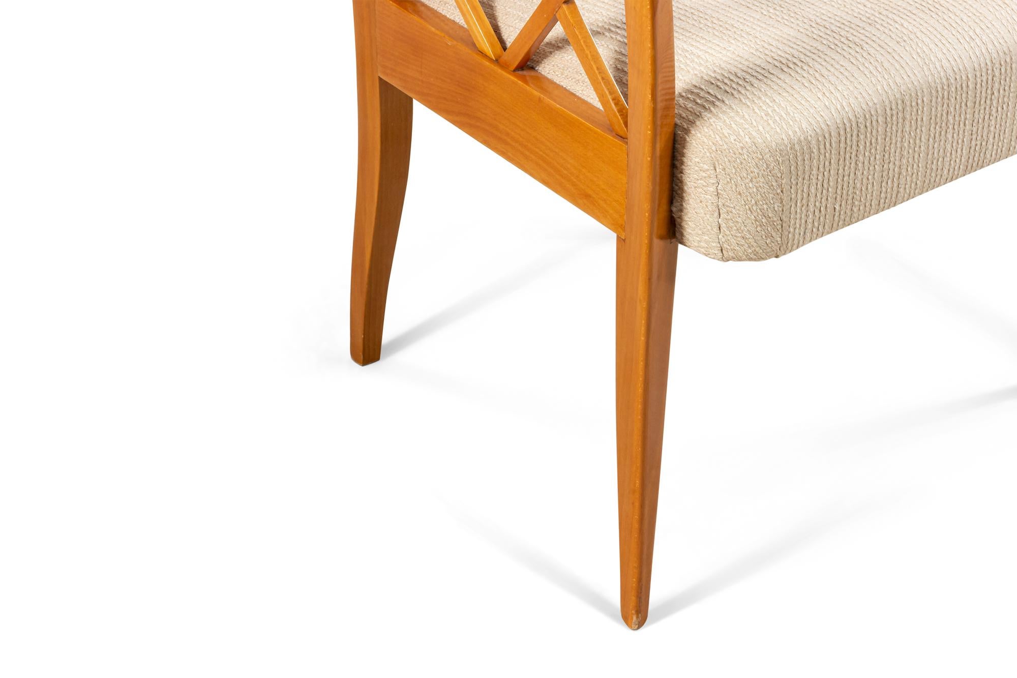 Coppia di poltrone imbottite in acero francese a reticolo beige in vendita 5