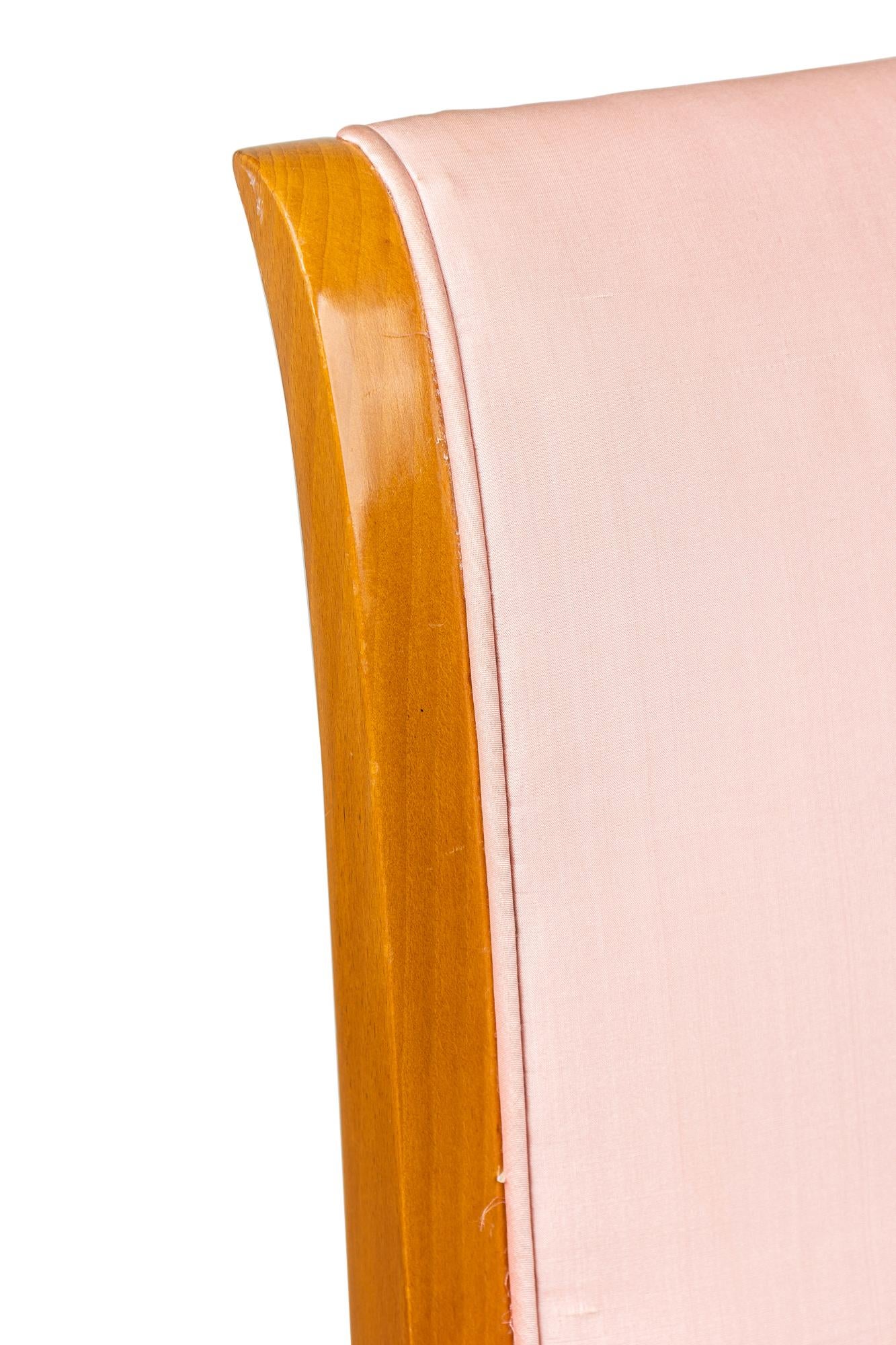 Coppia di poltrone imbottite in acero francese a reticolo rosa in vendita 3