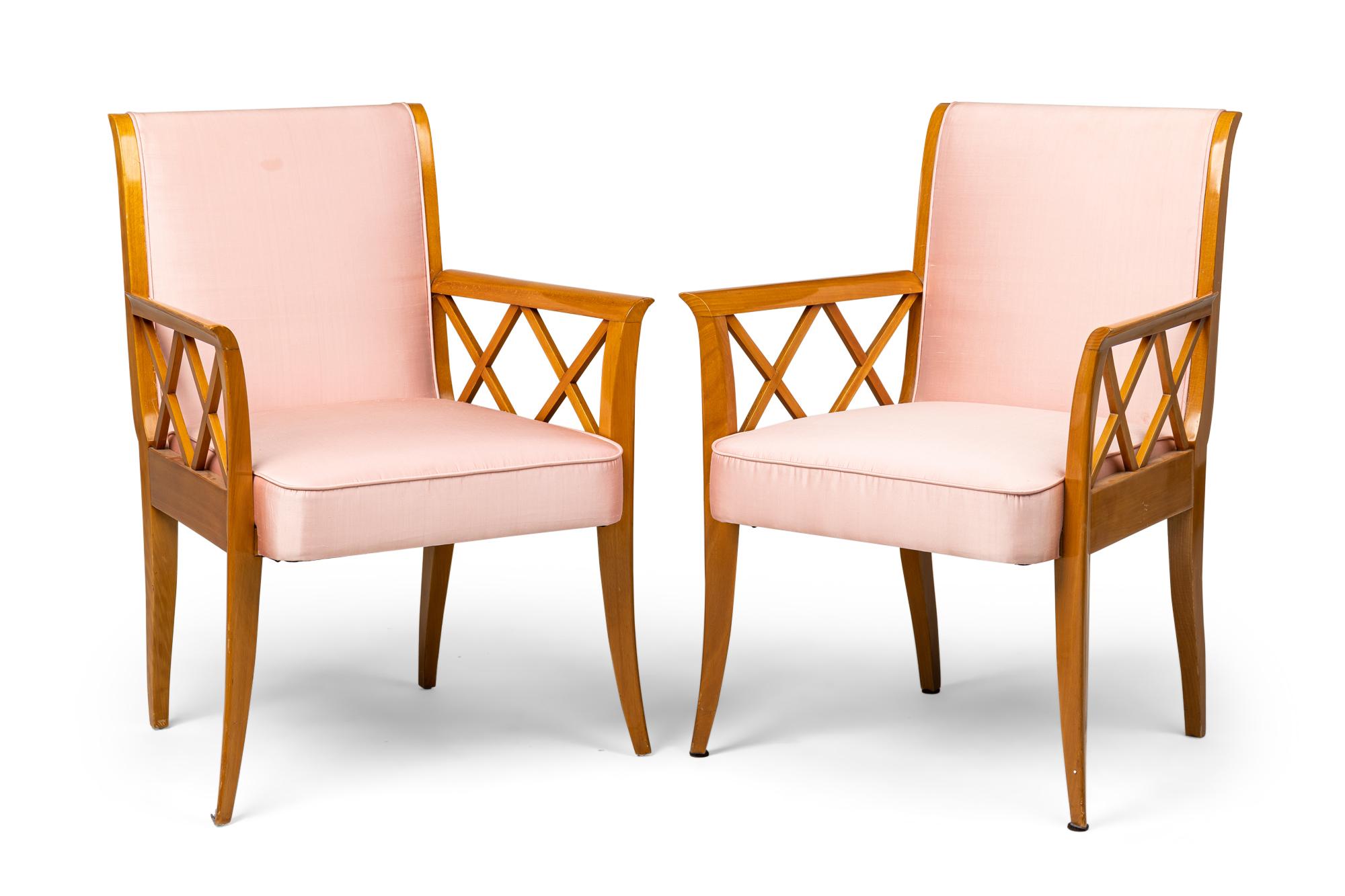 Coppia di poltrone imbottite in acero francese a reticolo rosa in vendita 4