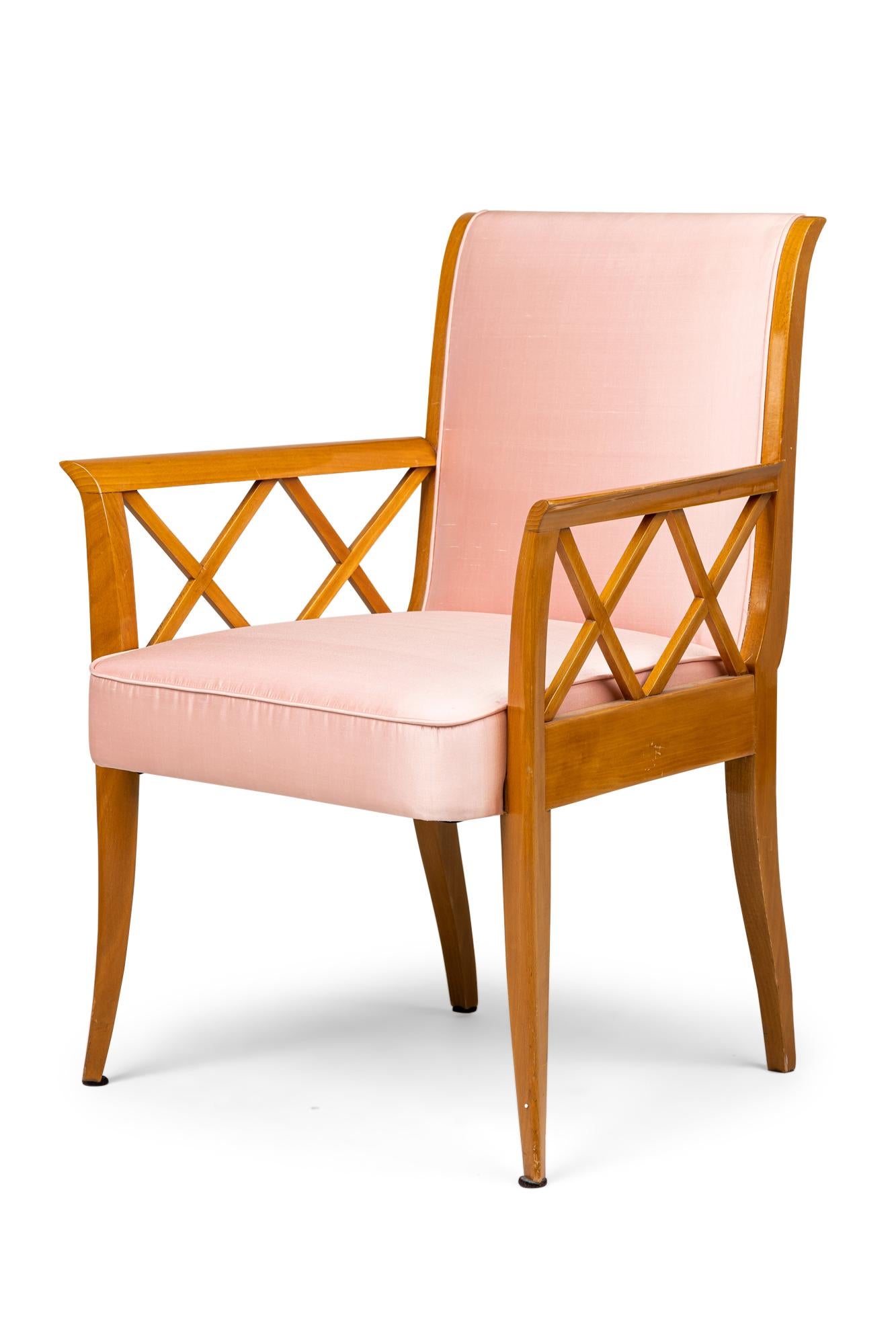 Art Déco Coppia di poltrone imbottite in acero francese a reticolo rosa in vendita