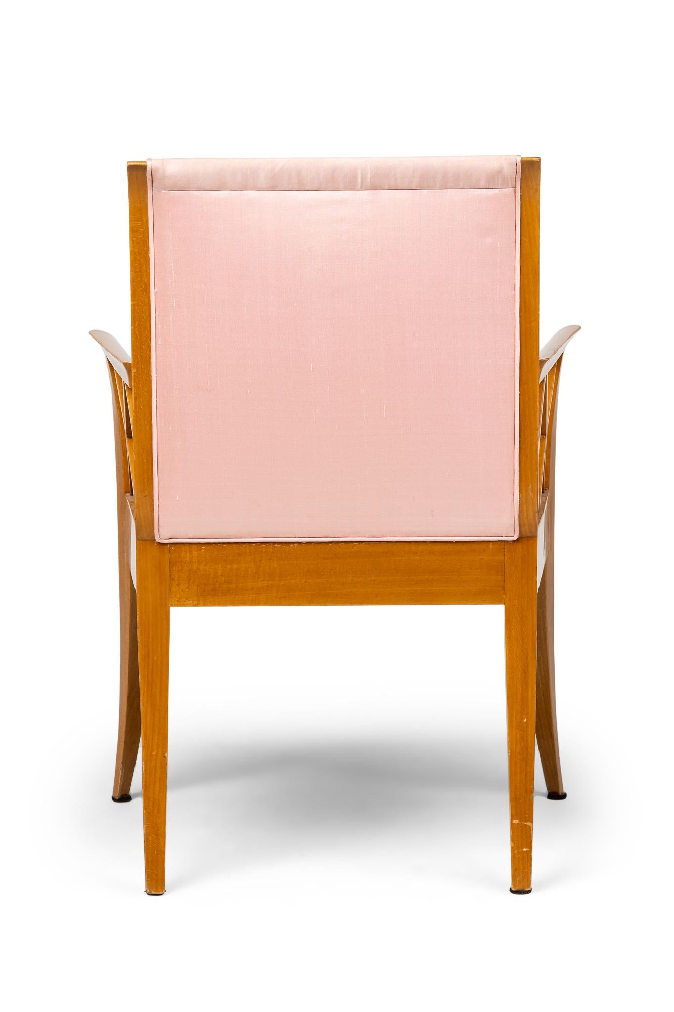 Acero Coppia di poltrone imbottite in acero francese a reticolo rosa in vendita