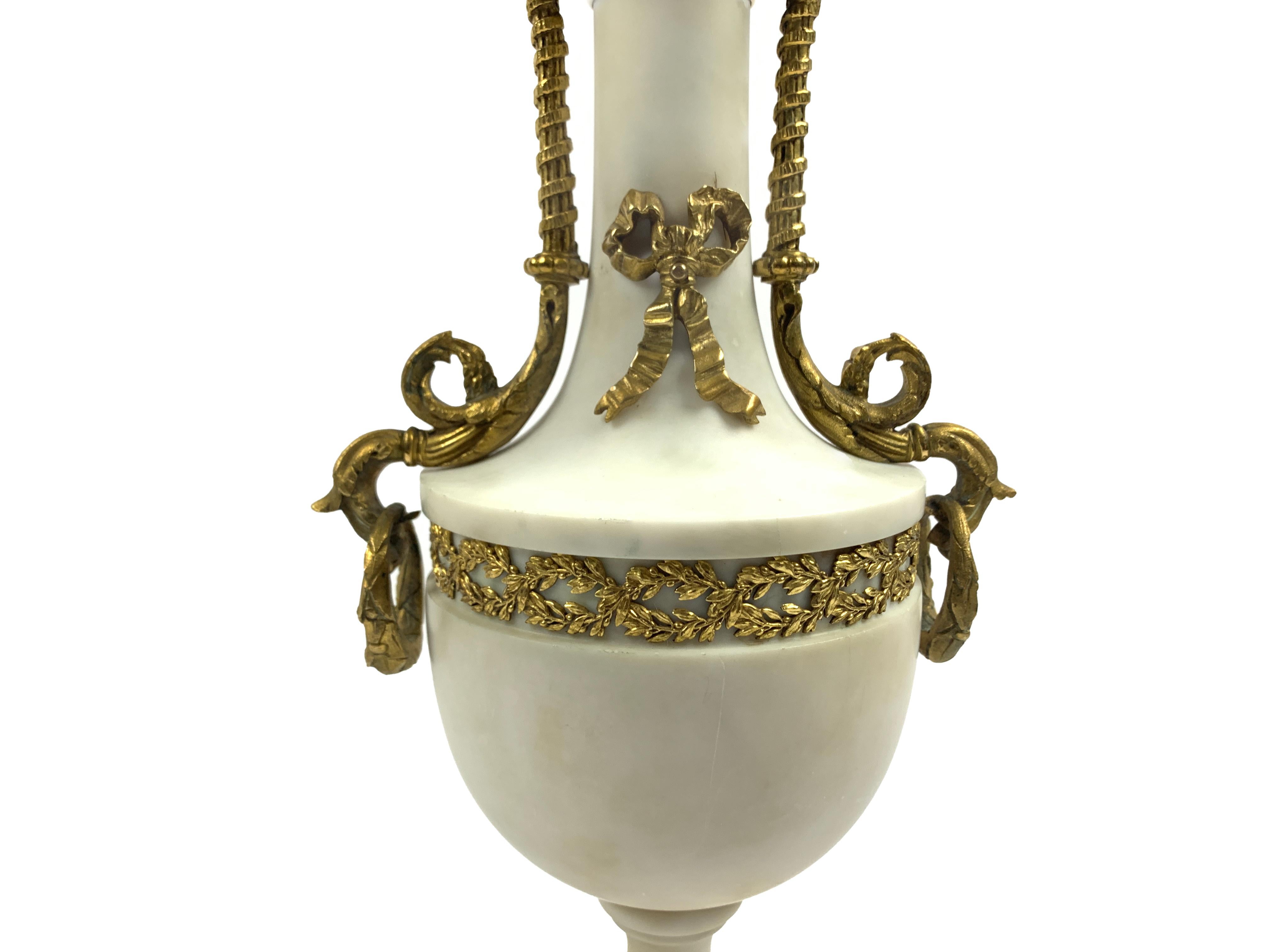 Paar französische Kandelaber aus Marmor und vergoldeter Bronze im Louis-XVI.-Stil (Französisch) im Angebot