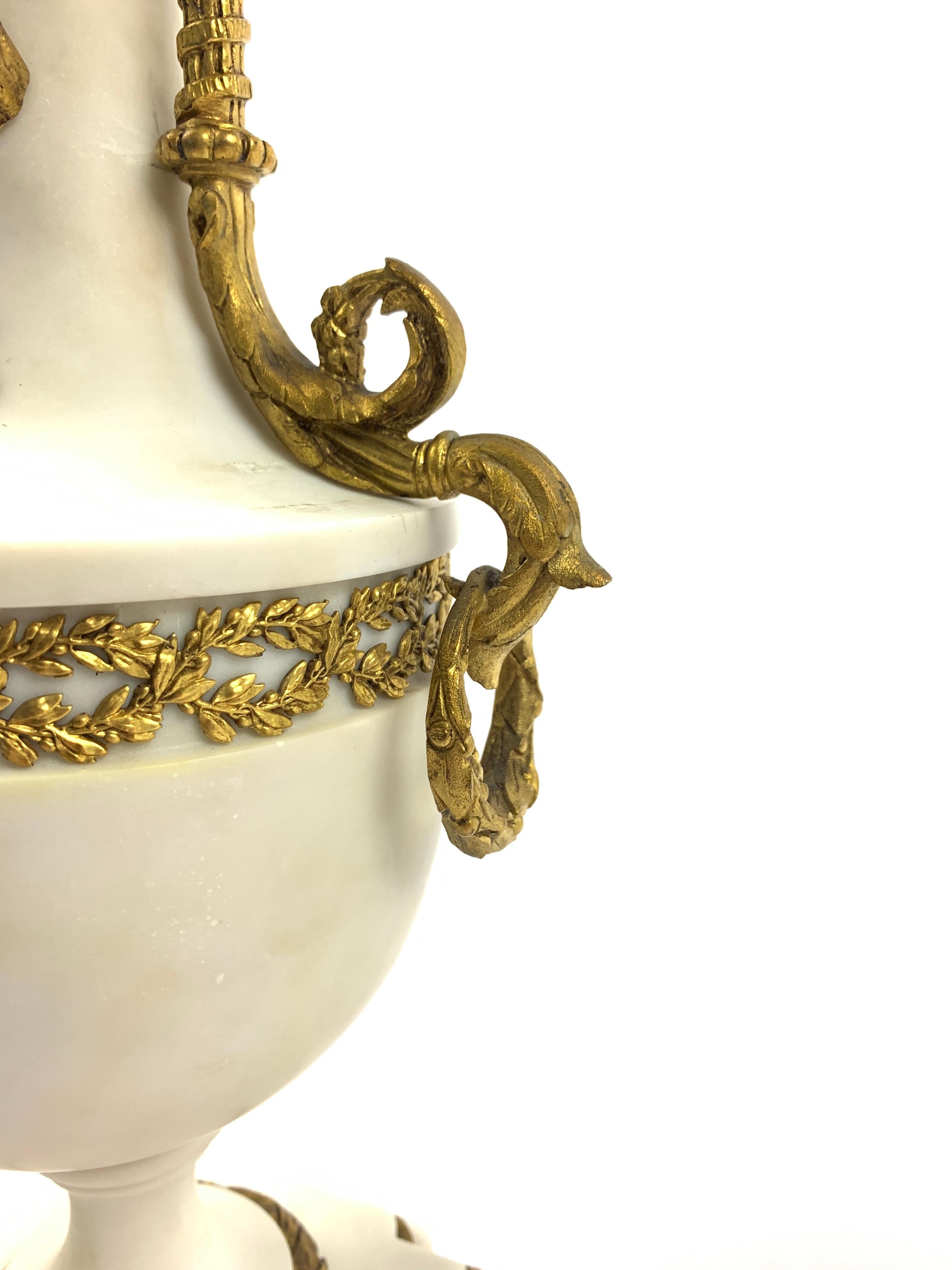 Paar französische Kandelaber aus Marmor und vergoldeter Bronze im Louis-XVI.-Stil (19. Jahrhundert) im Angebot