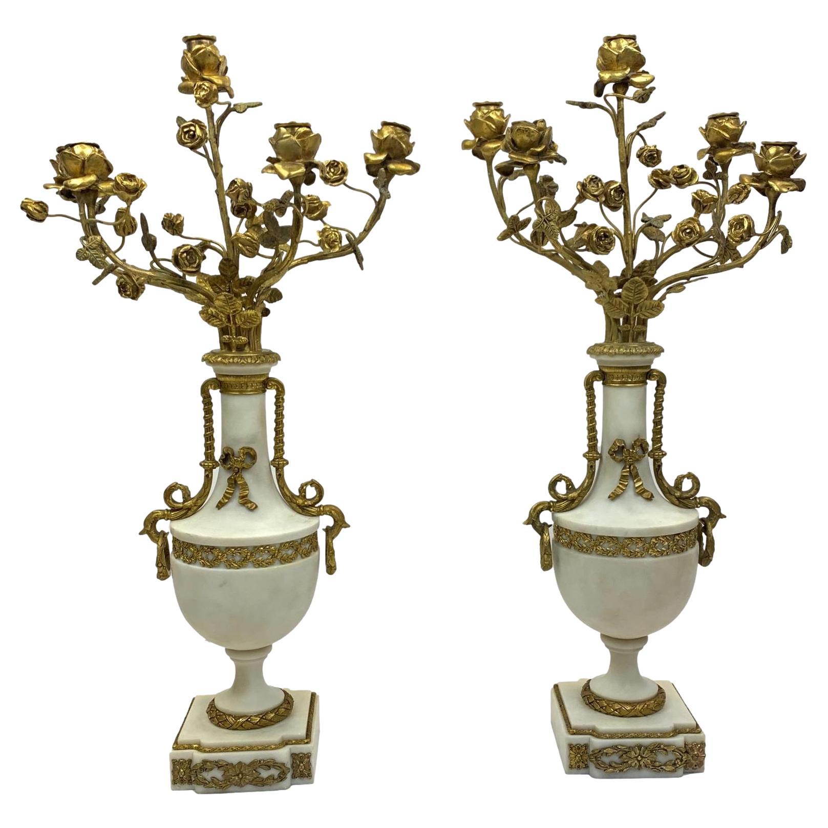 Paire de candélabres français de style Louis XVI en marbre et bronze doré