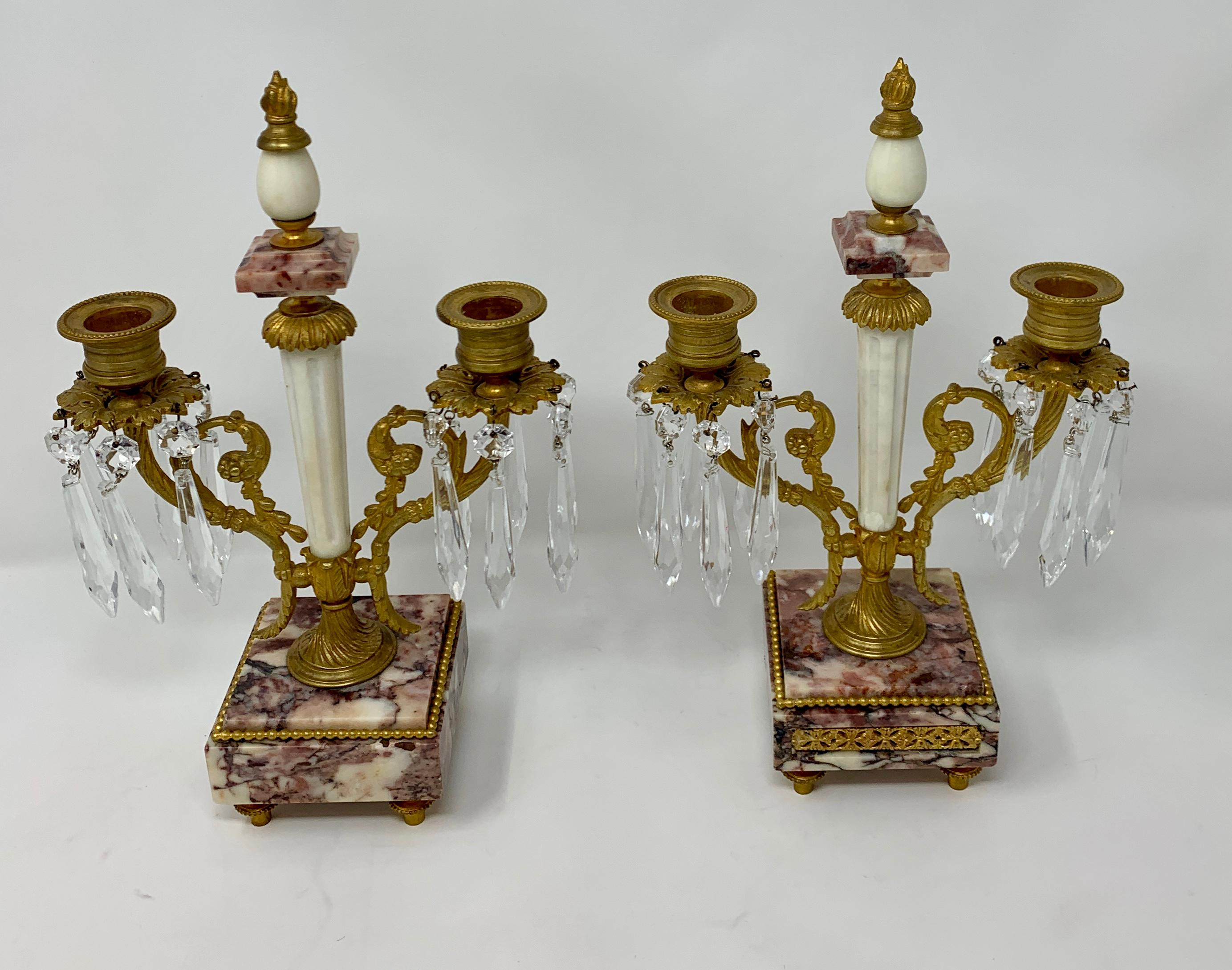 Francese Coppia di candelabri francesi in marmo, bronzo doré e cristallo in vendita