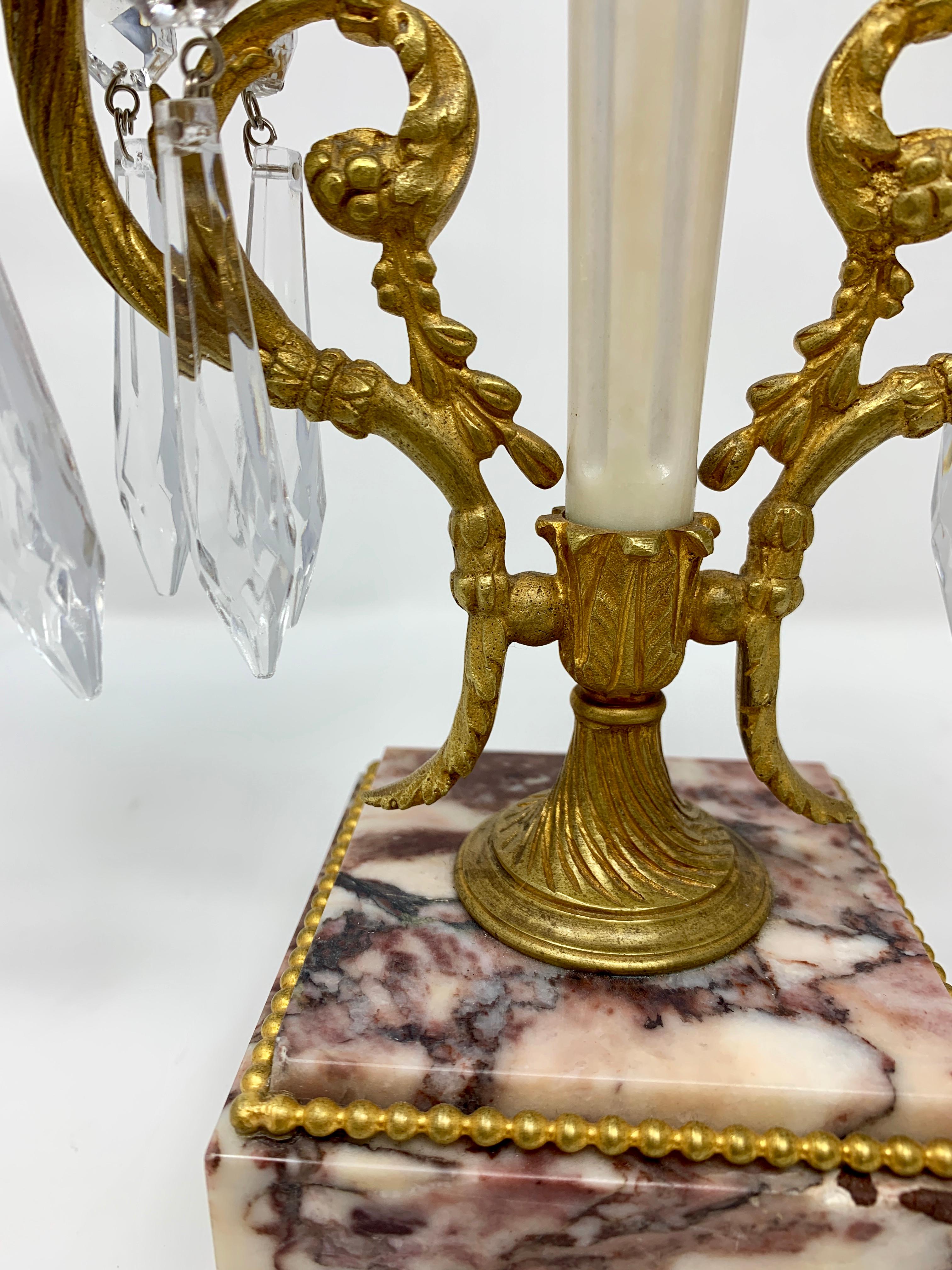 Paire de bougeoirs français en marbre, bronze et cristal Dor & Crystal Bon état - En vente à New Orleans, LA