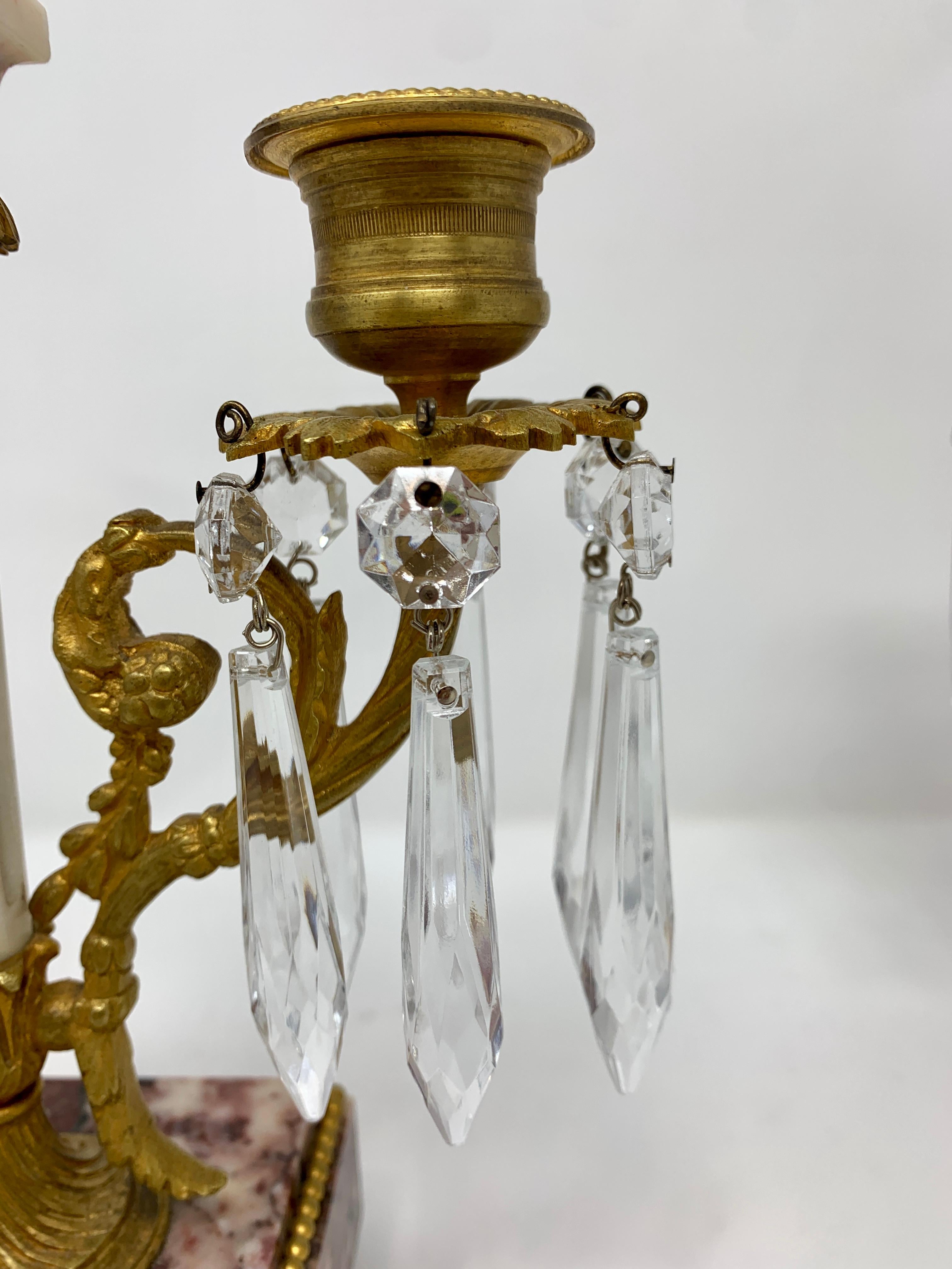 XIXe siècle Paire de bougeoirs français en marbre, bronze et cristal Dor & Crystal en vente