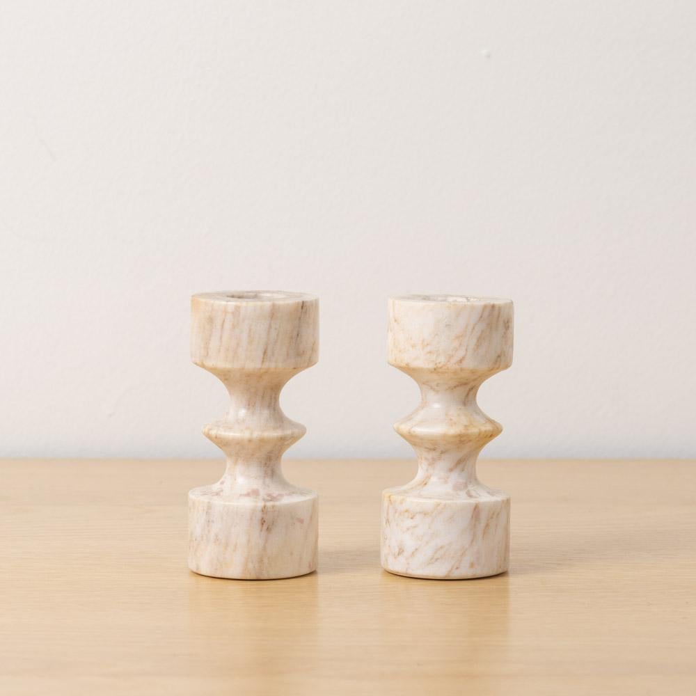 Splendida coppia di portacandele in marmo intagliato proveniente dalla Francia. Bellissimo marmo intagliato color crema chiaro. Perfetti come candelabri o oggetti decorativi. 
