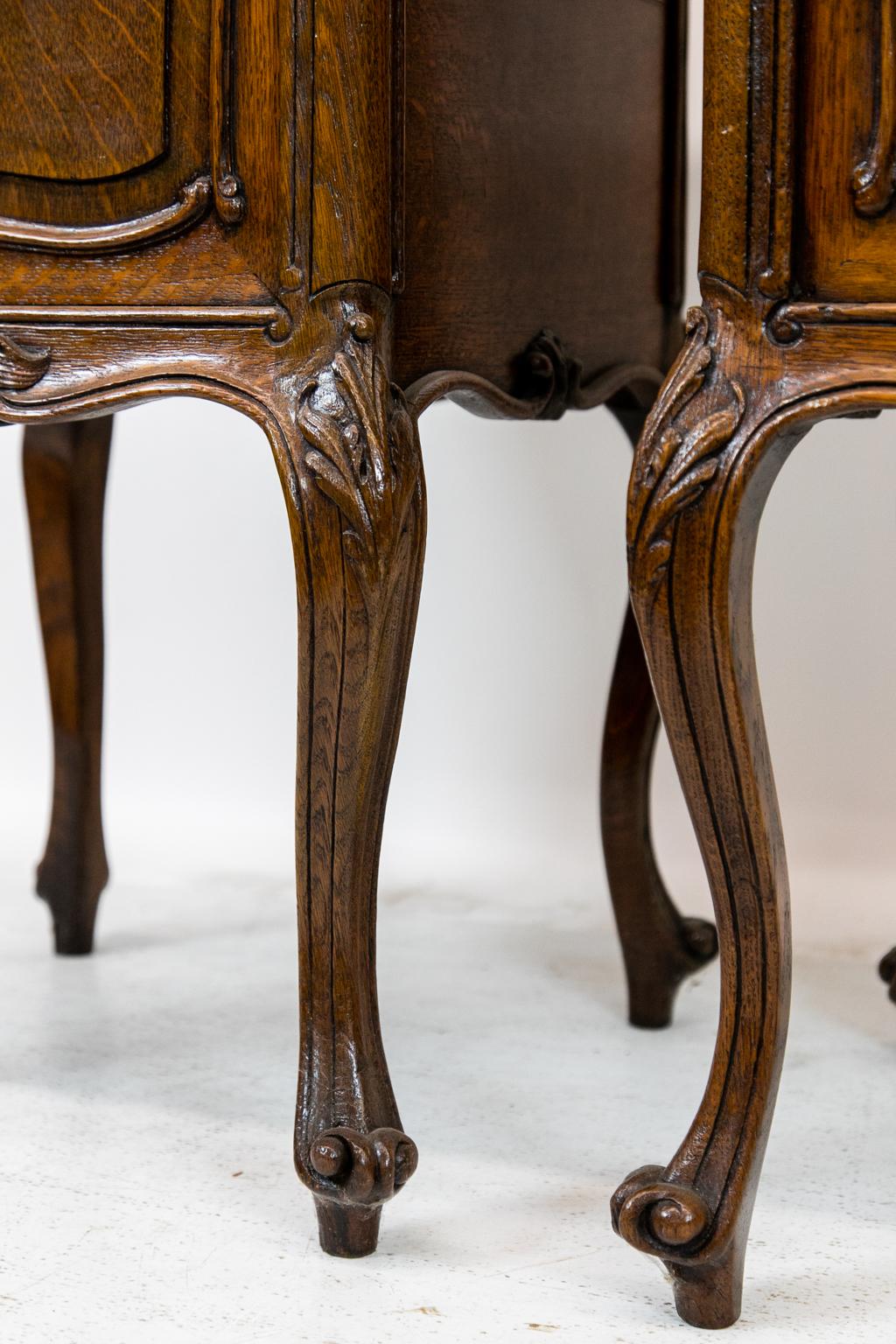 Early 20th Century Pair of French Marble-Top Commodes