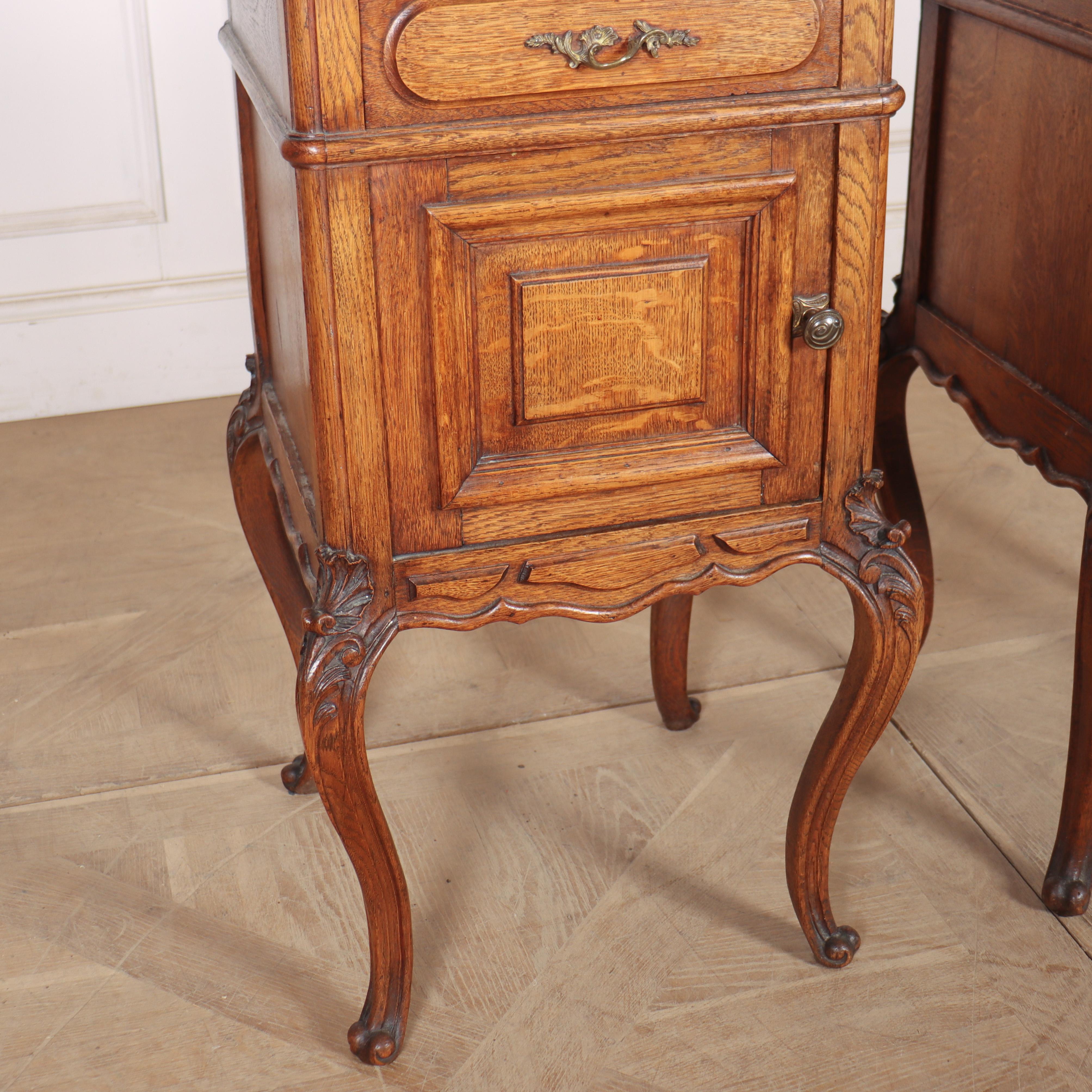 Paire de chevets français surmontés de marbre Bon état - En vente à Leamington Spa, Warwickshire