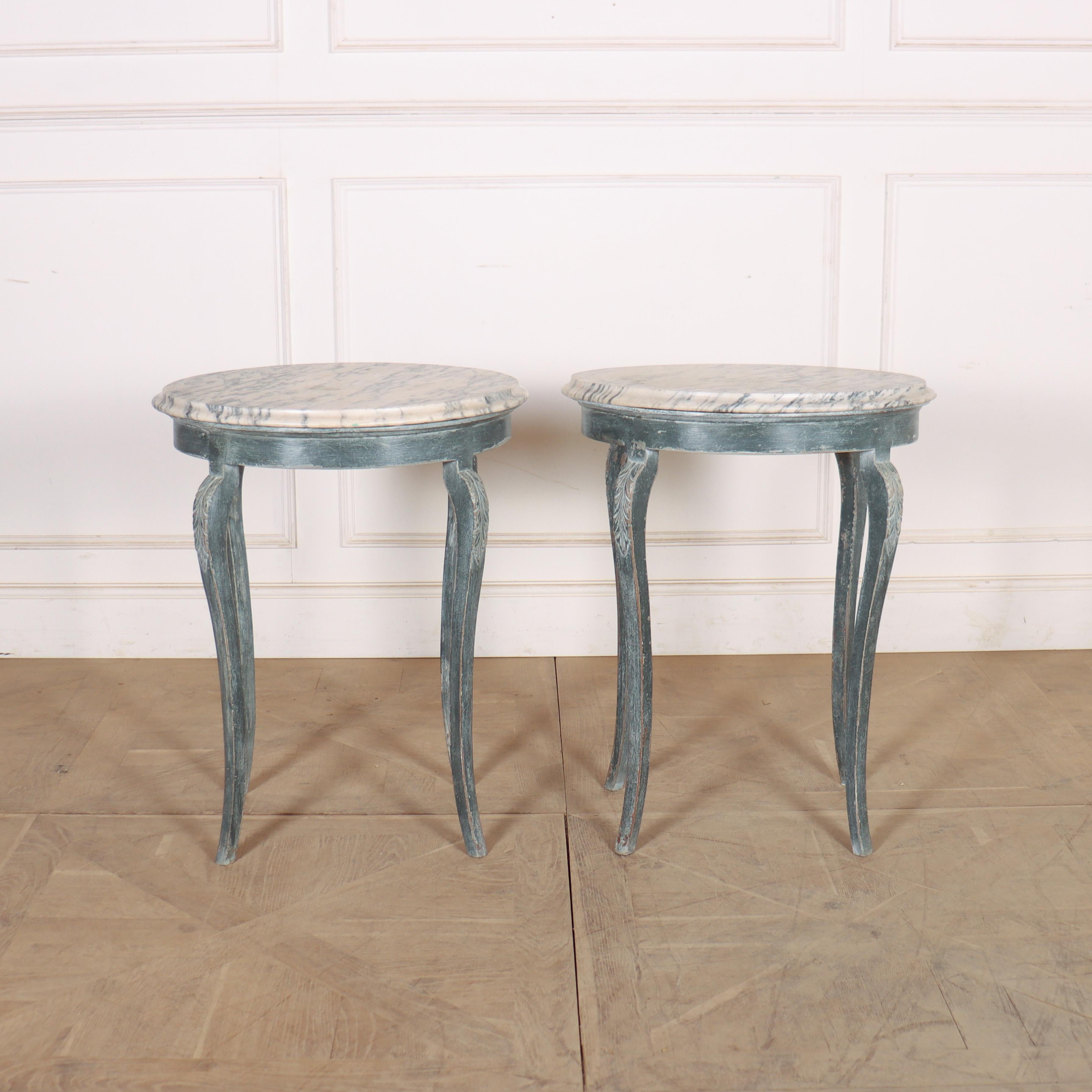 Paire de tables de lampe en hêtre à pied cabriolet et à plateau de marbre, de la fin du XIXe siècle. 1890.


Référence interne : H


Code : 8867

Dimensions :
W: 24