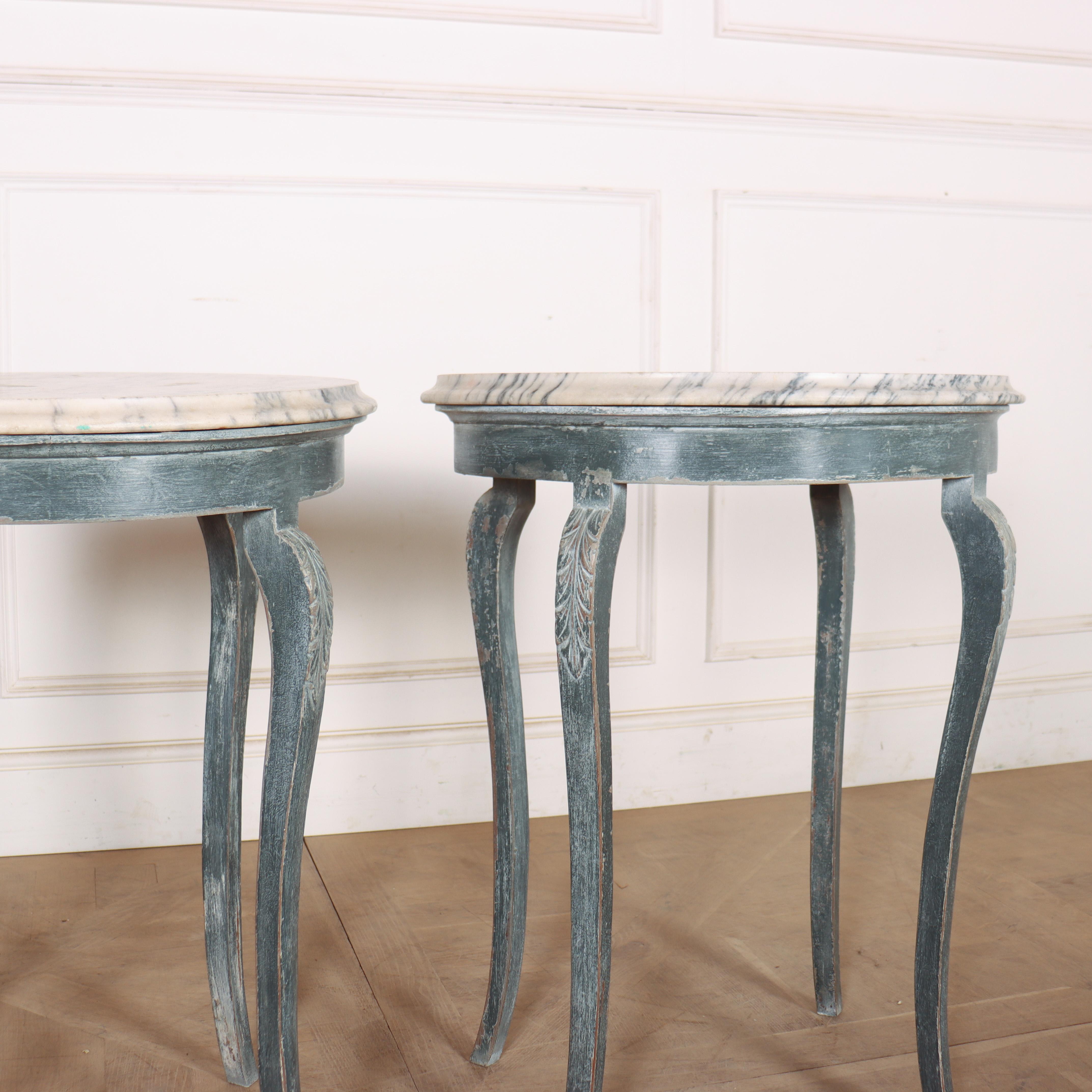 Français Paire de tables de lampe françaises à dessus en marbre en vente