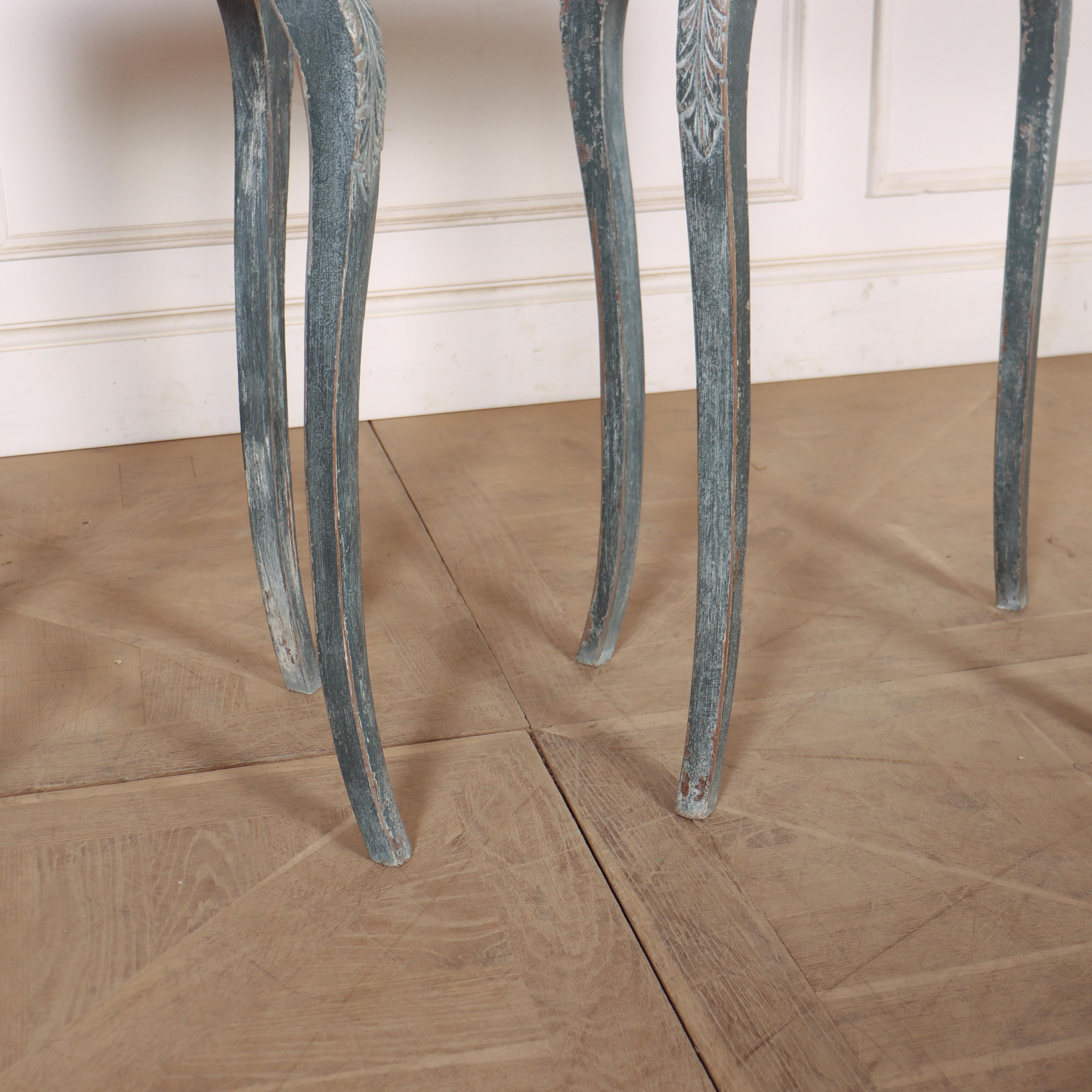Peint Paire de tables de lampe françaises à dessus en marbre en vente
