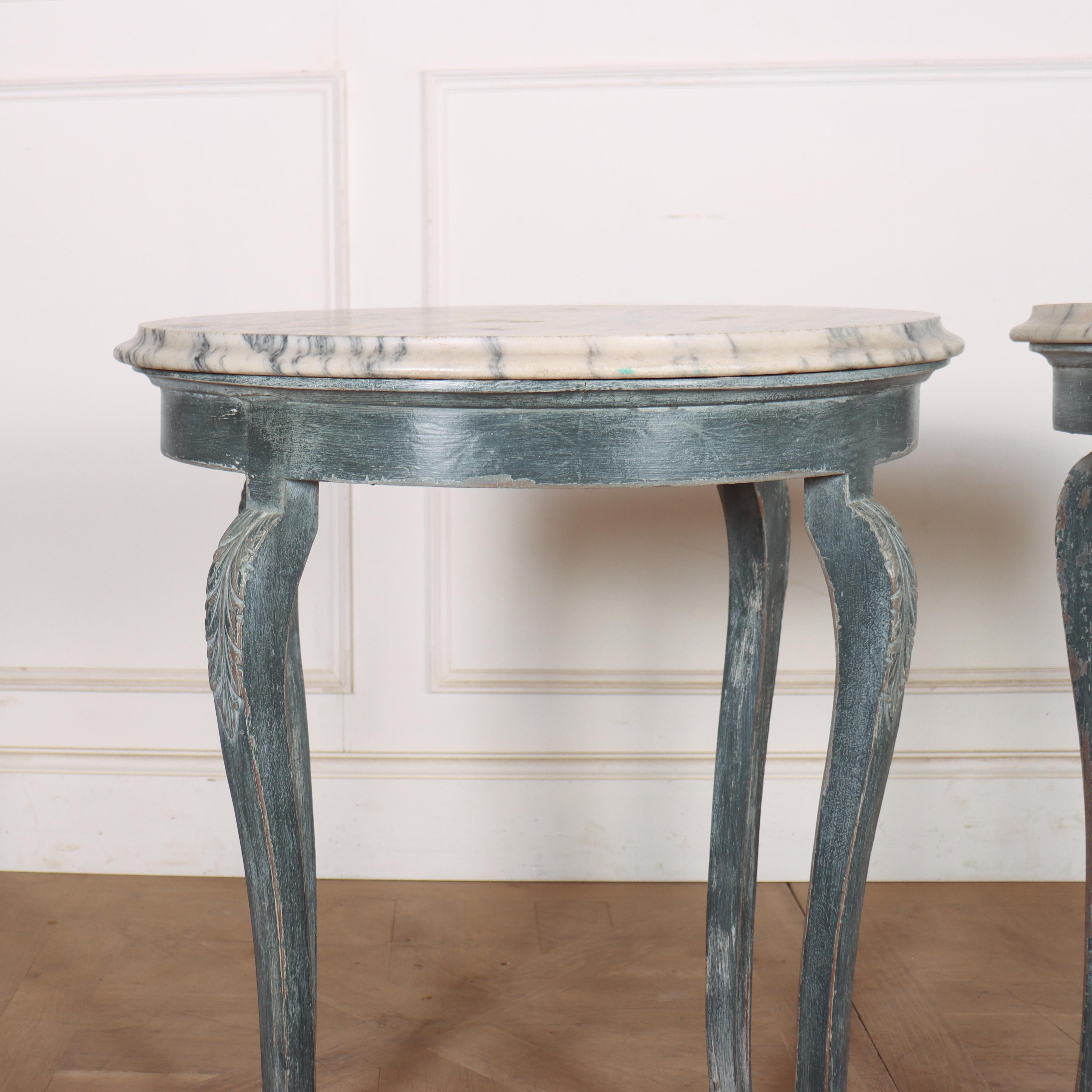 Paire de tables de lampe françaises à dessus en marbre Bon état - En vente à Leamington Spa, Warwickshire