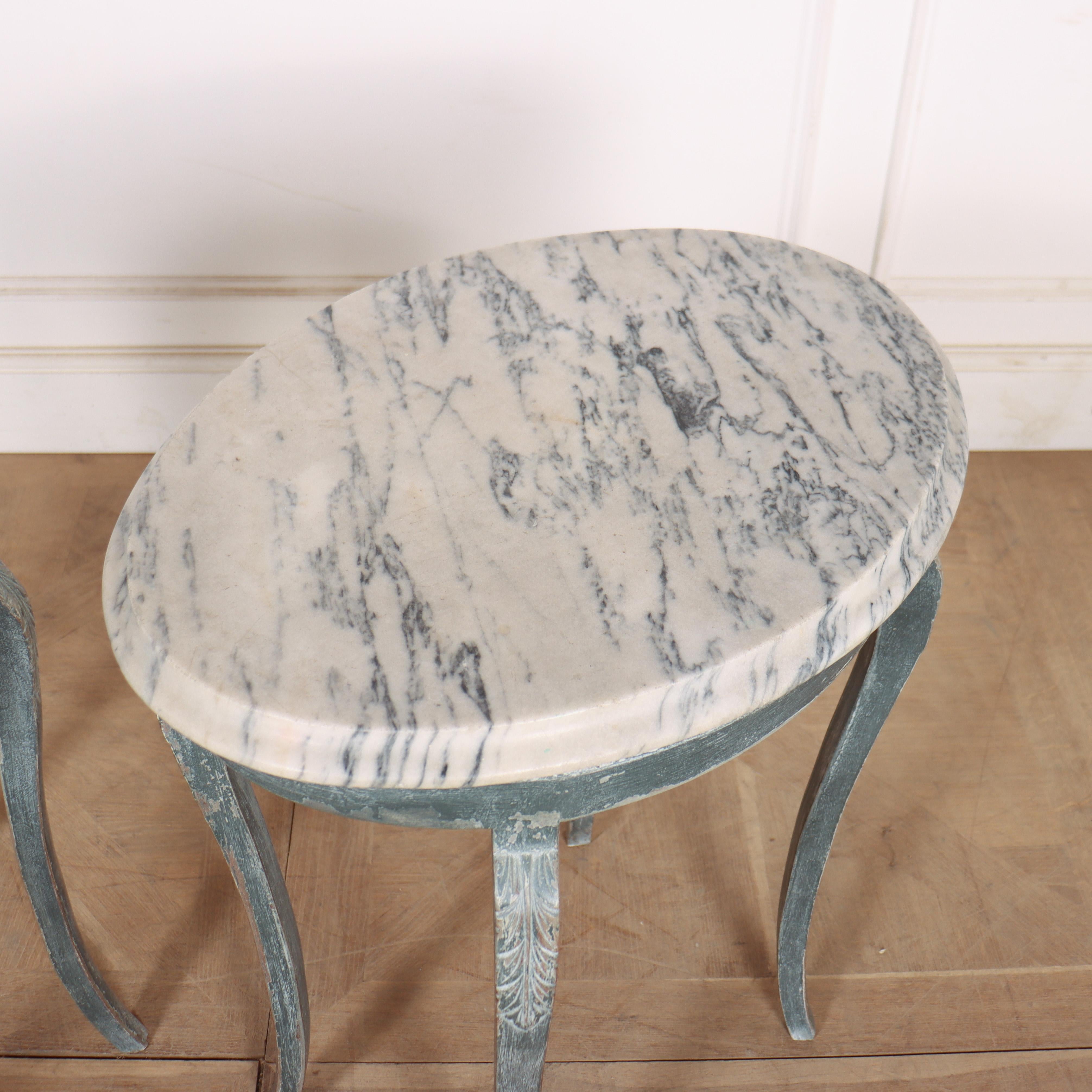 Paire de tables de lampe françaises à dessus en marbre en vente 2