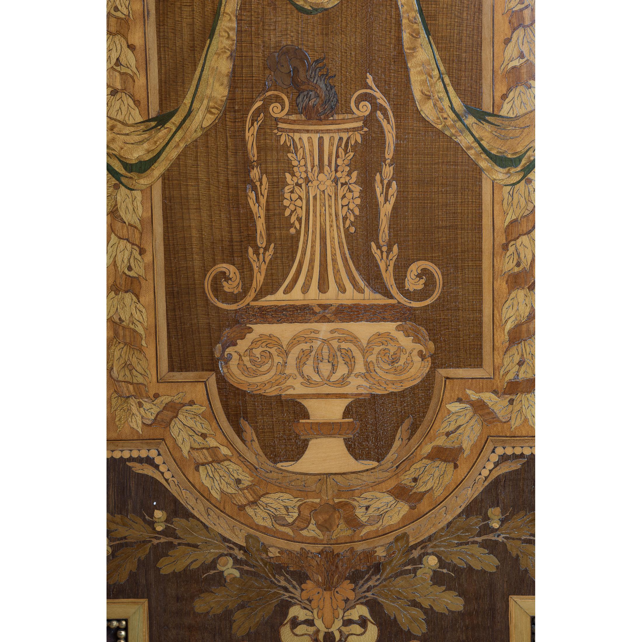 Paar französische Intarsienkommoden aus Obstholz mit Marmorplatte (19. Jahrhundert) im Angebot