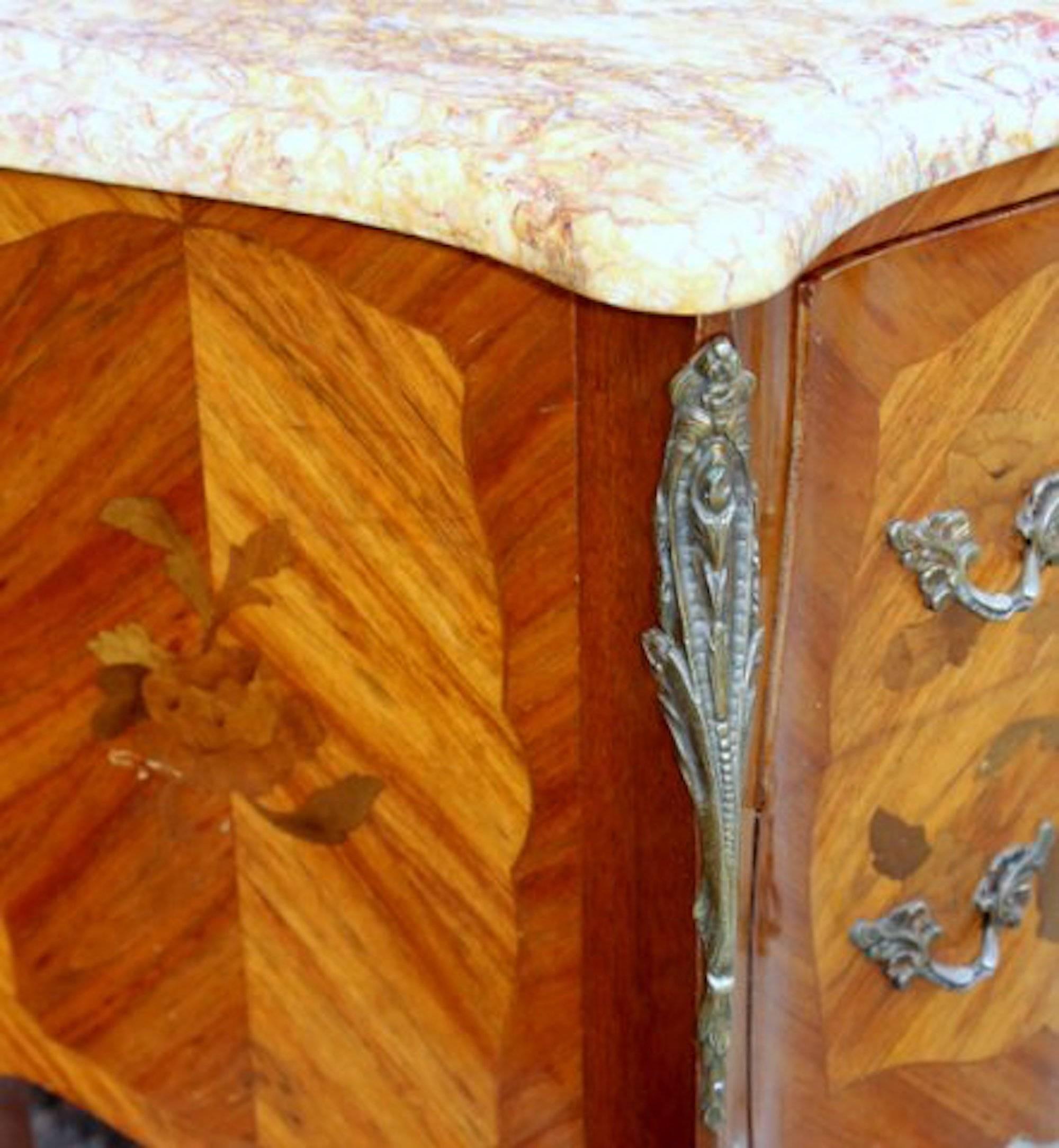 Pair of French Marquetry Inlaid Kingwood Marble Top Chairside Tables In Good Condition In Charleston, SC