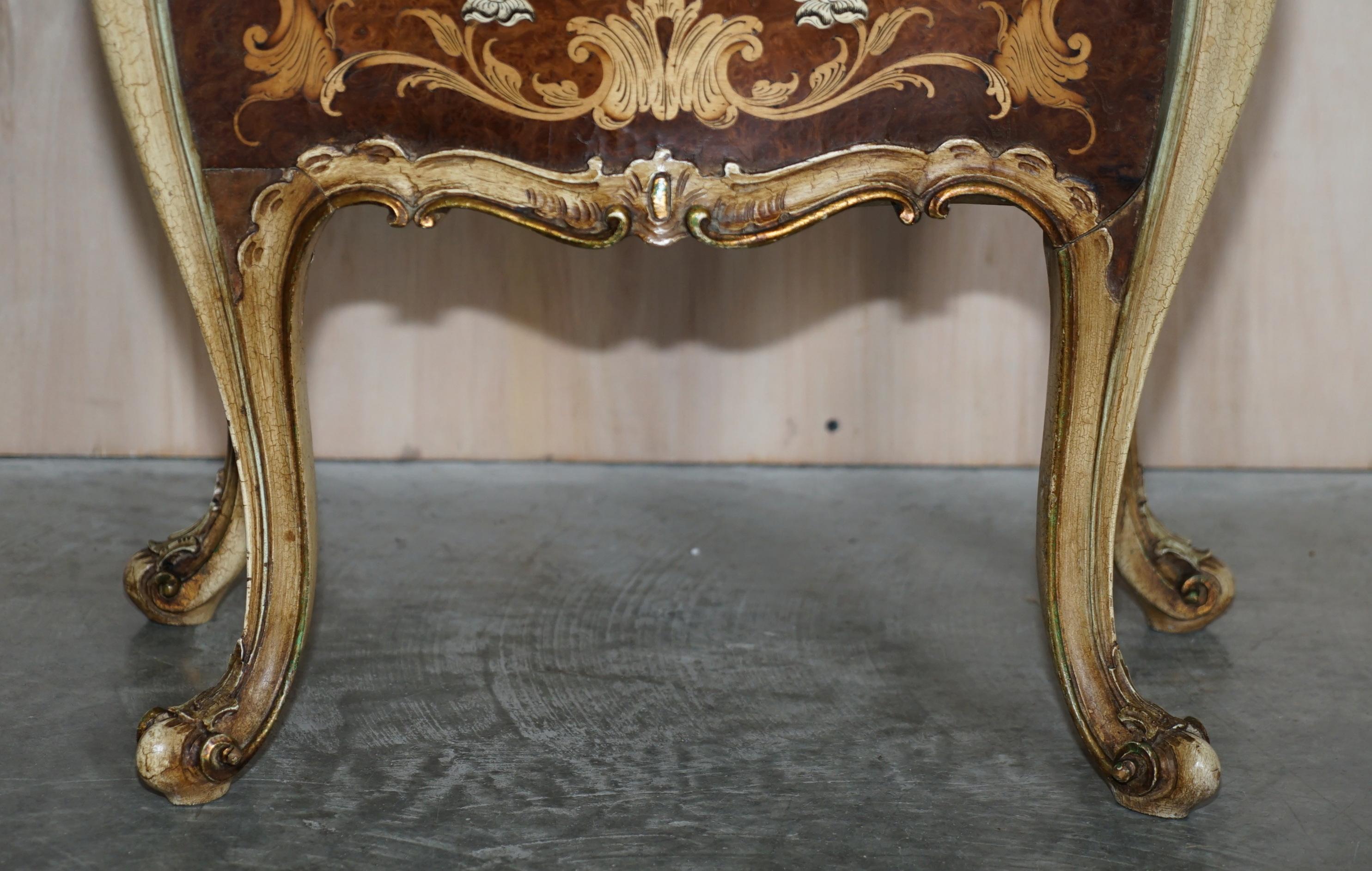 Paar französische Nachttischkommode mit Intarsien aus Walnussholz-Marmor mit Intarsien im Angebot 10