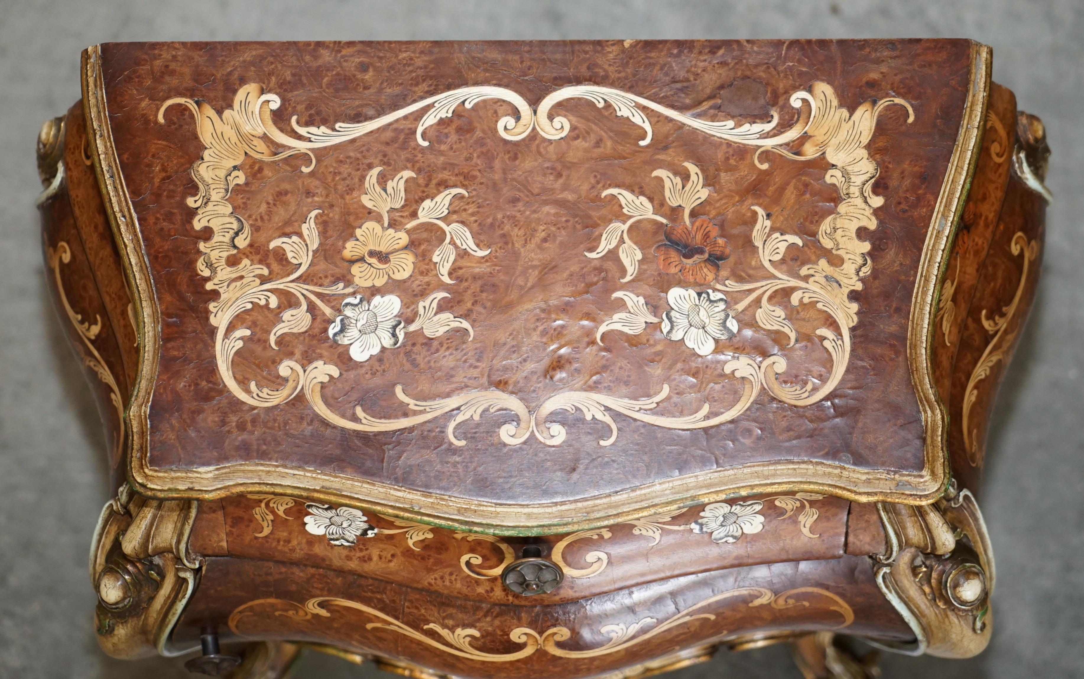 Paar französische Nachttischkommode mit Intarsien aus Walnussholz-Marmor mit Intarsien (Handgefertigt) im Angebot