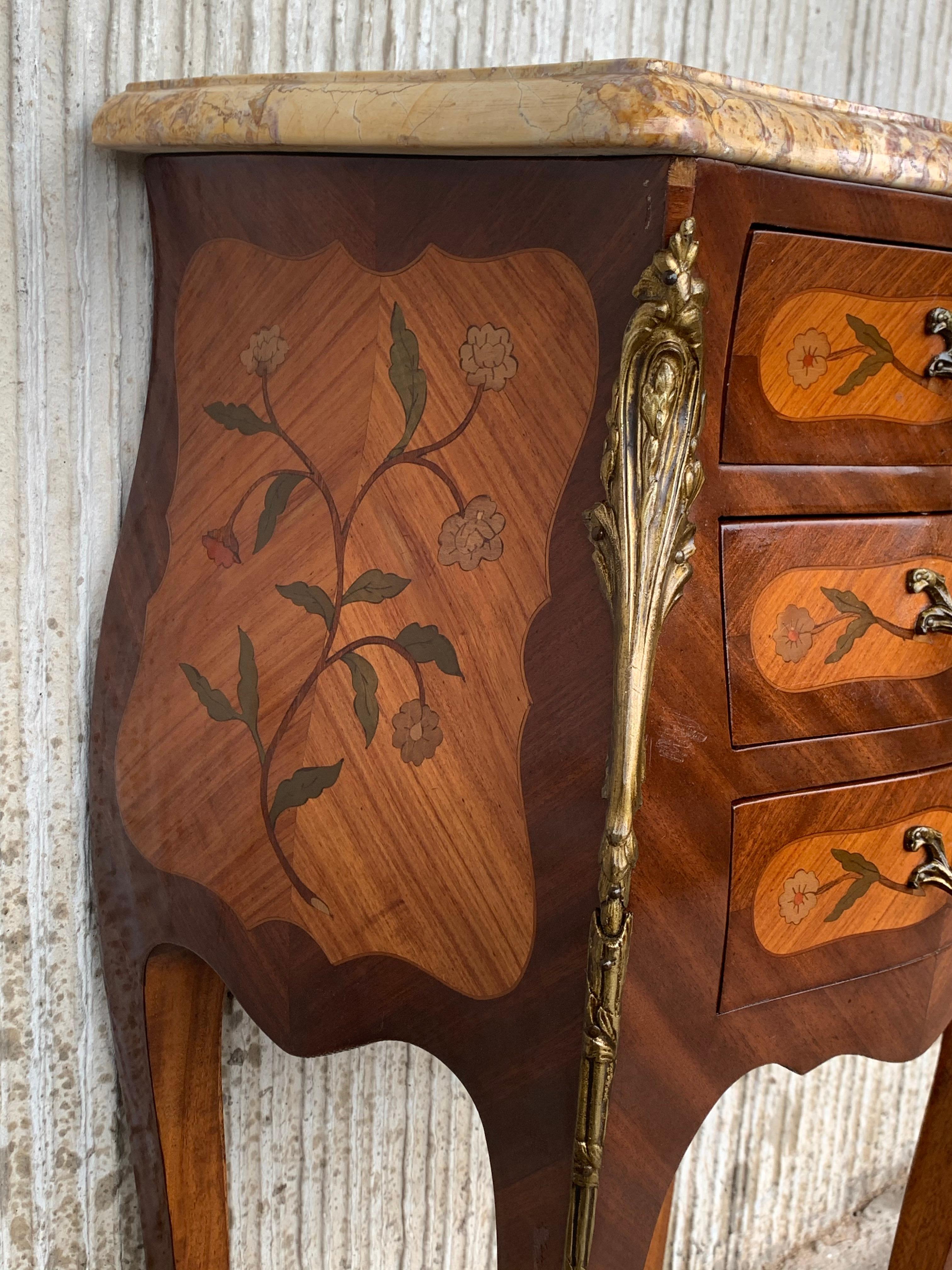 Pareja de mesillas de noche francesas de marquetería con tres cajones y herrajes de bronce en venta 6