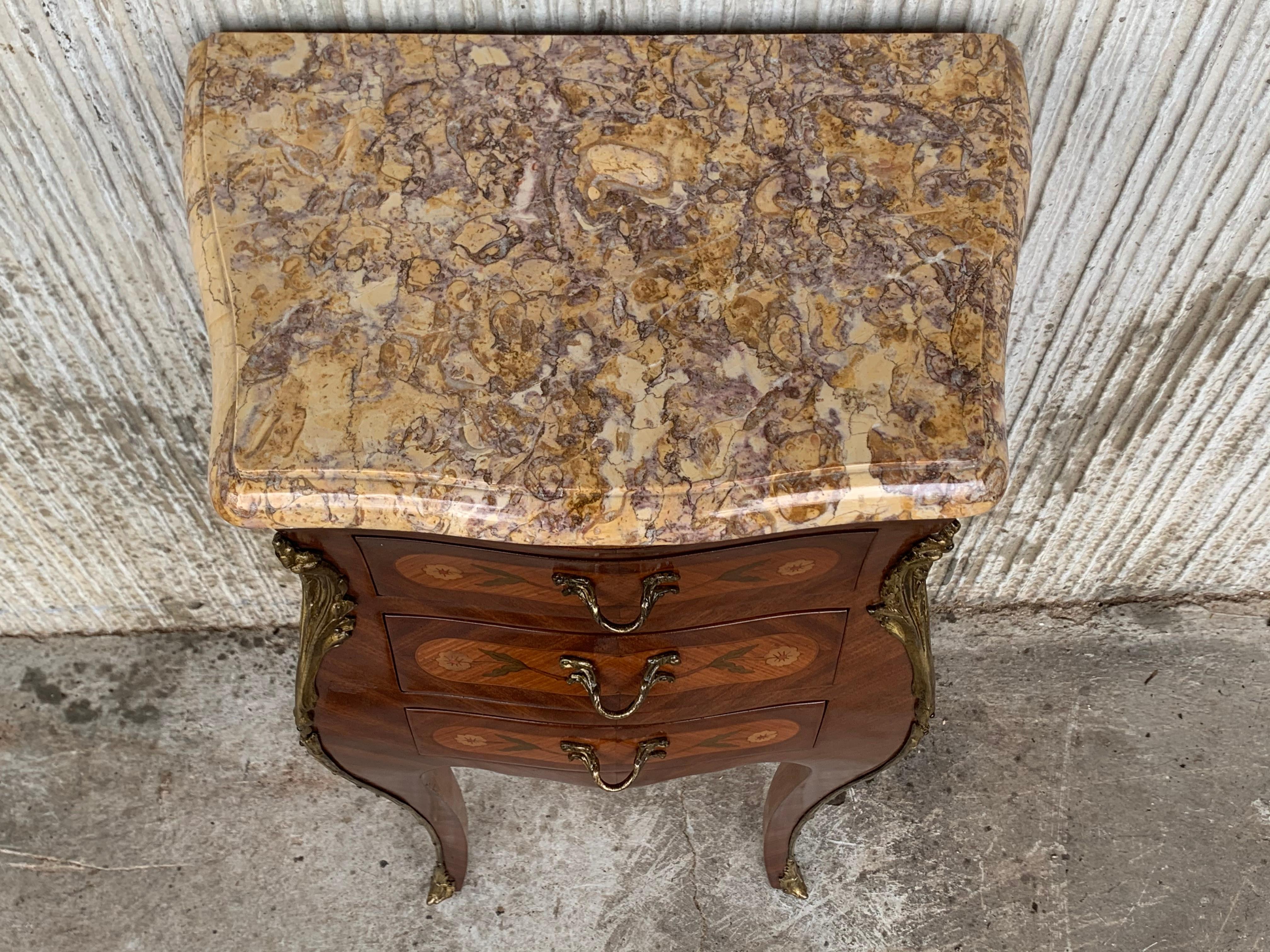 Pareja de mesillas de noche francesas de marquetería con tres cajones y herrajes de bronce Francés en venta