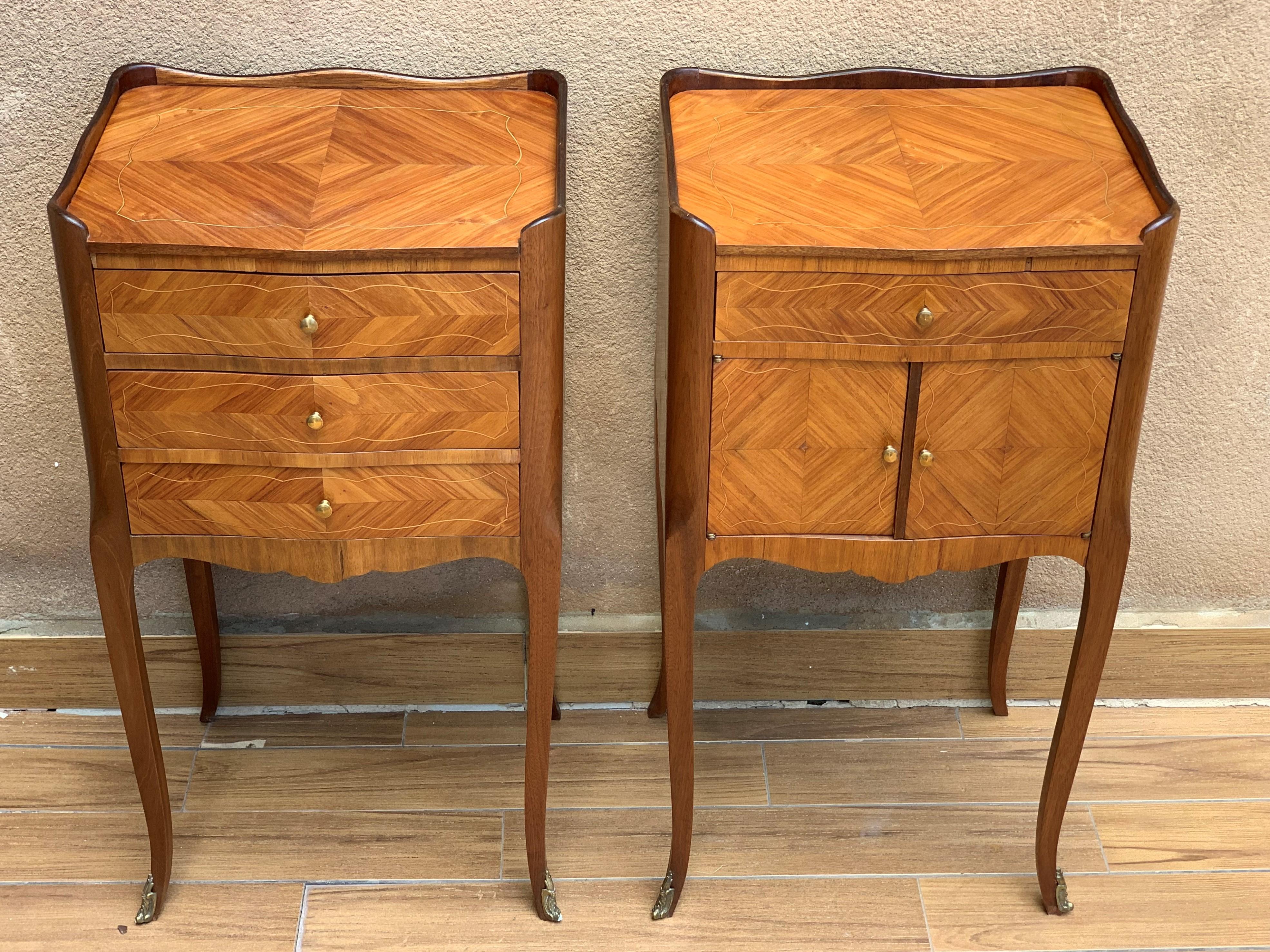 Pair of French Marquetry Walnut Bedside Matching Tables with Drawers and Door In Good Condition In Miami, FL