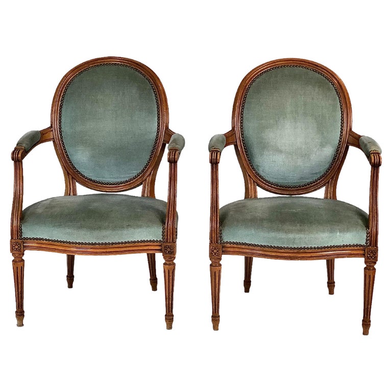Paar französische Louis-XVI-Sessel mit Medaillon-Rückenlehne im Angebot bei  1stDibs