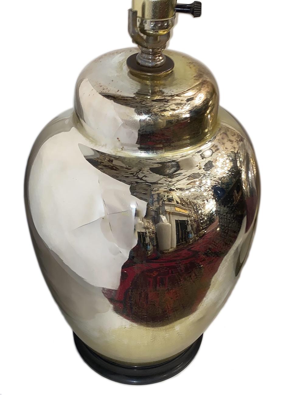 Une paire de lampes de table françaises en verre au mercure, datant des années 1930, avec des bases en métal.

Mesures :
Hauteur 16