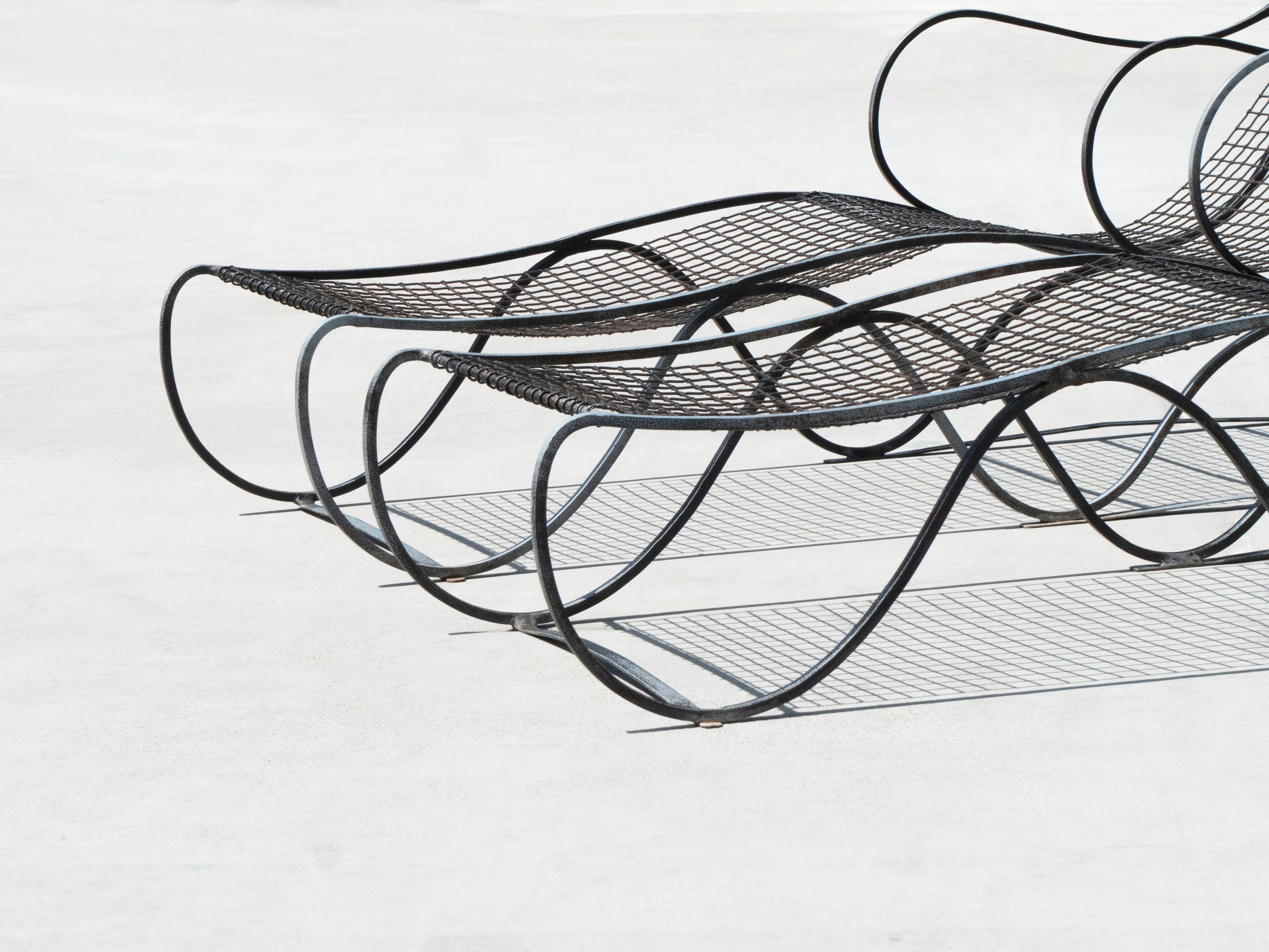 Pair of French, Mesh Iron Lounge Chaises in the Manner of Jean Royère, 1940s For Sale 1