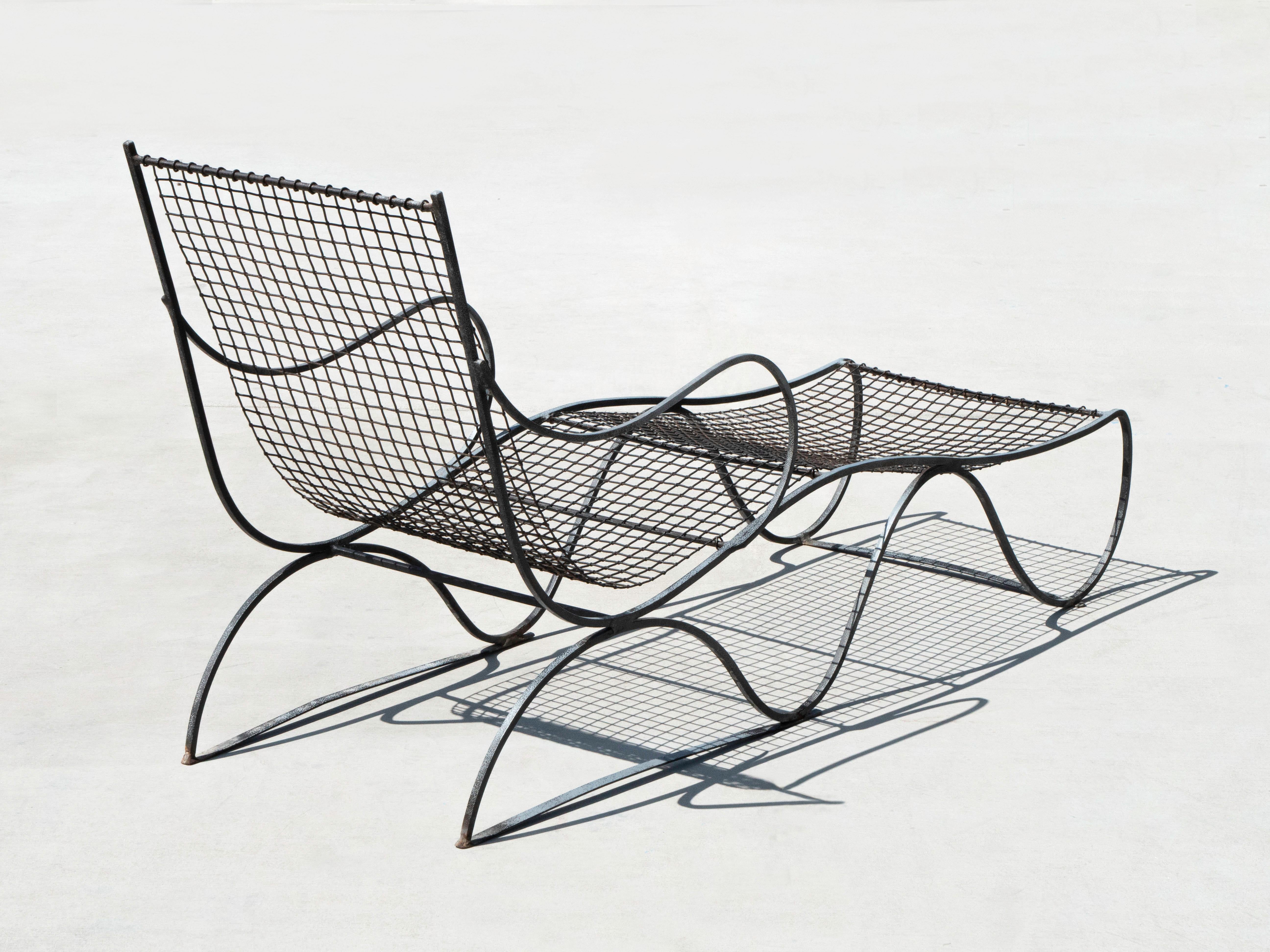 Pair of French, Mesh Iron Lounge Chaises in the Manner of Jean Royère, 1940s For Sale 2