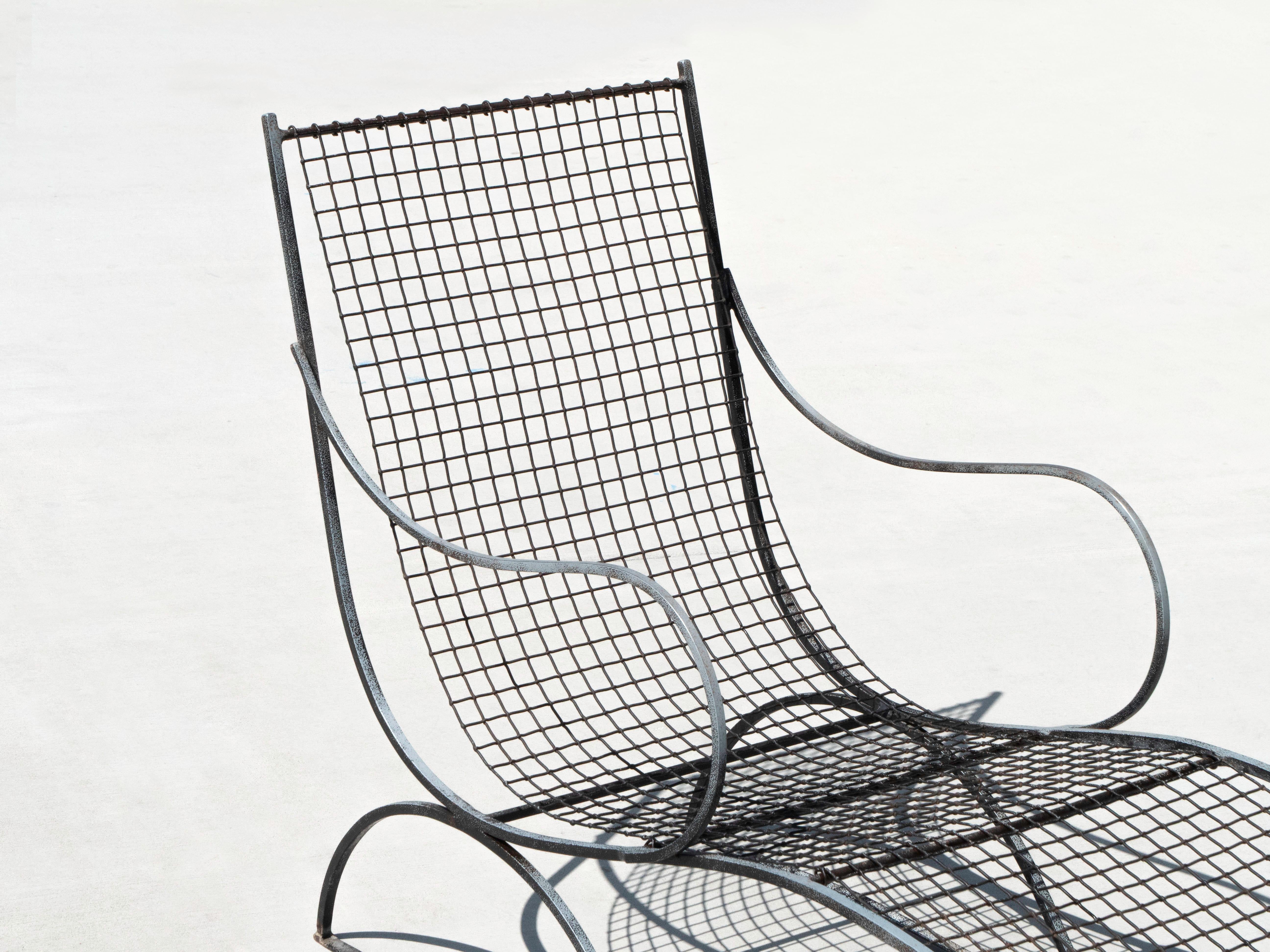 Pair of French, Mesh Iron Lounge Chaises in the Manner of Jean Royère, 1940s For Sale 4