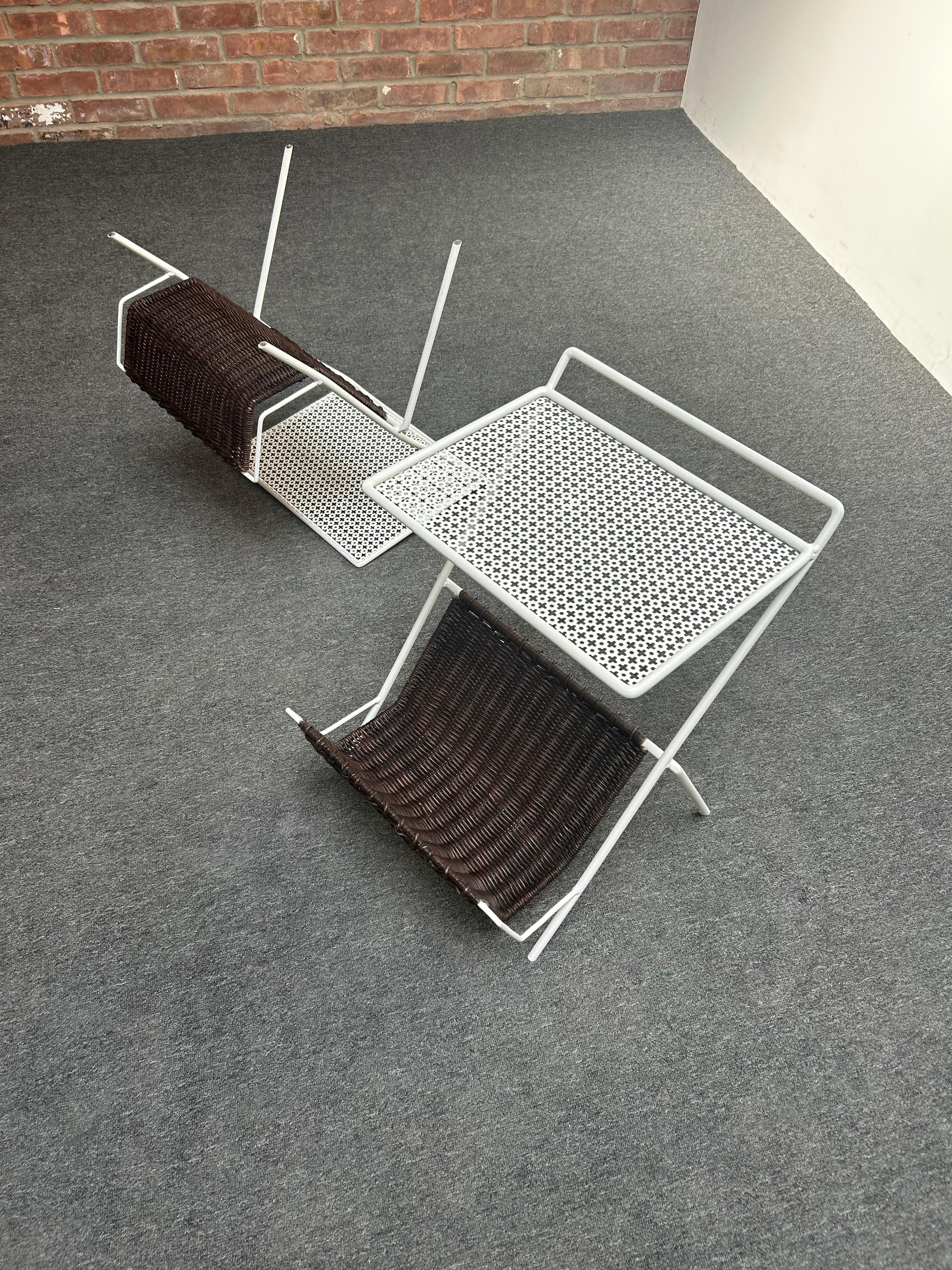 Ein Paar französische Magazintische aus Metall und Rattan von Mathieu Matégot im Angebot 2